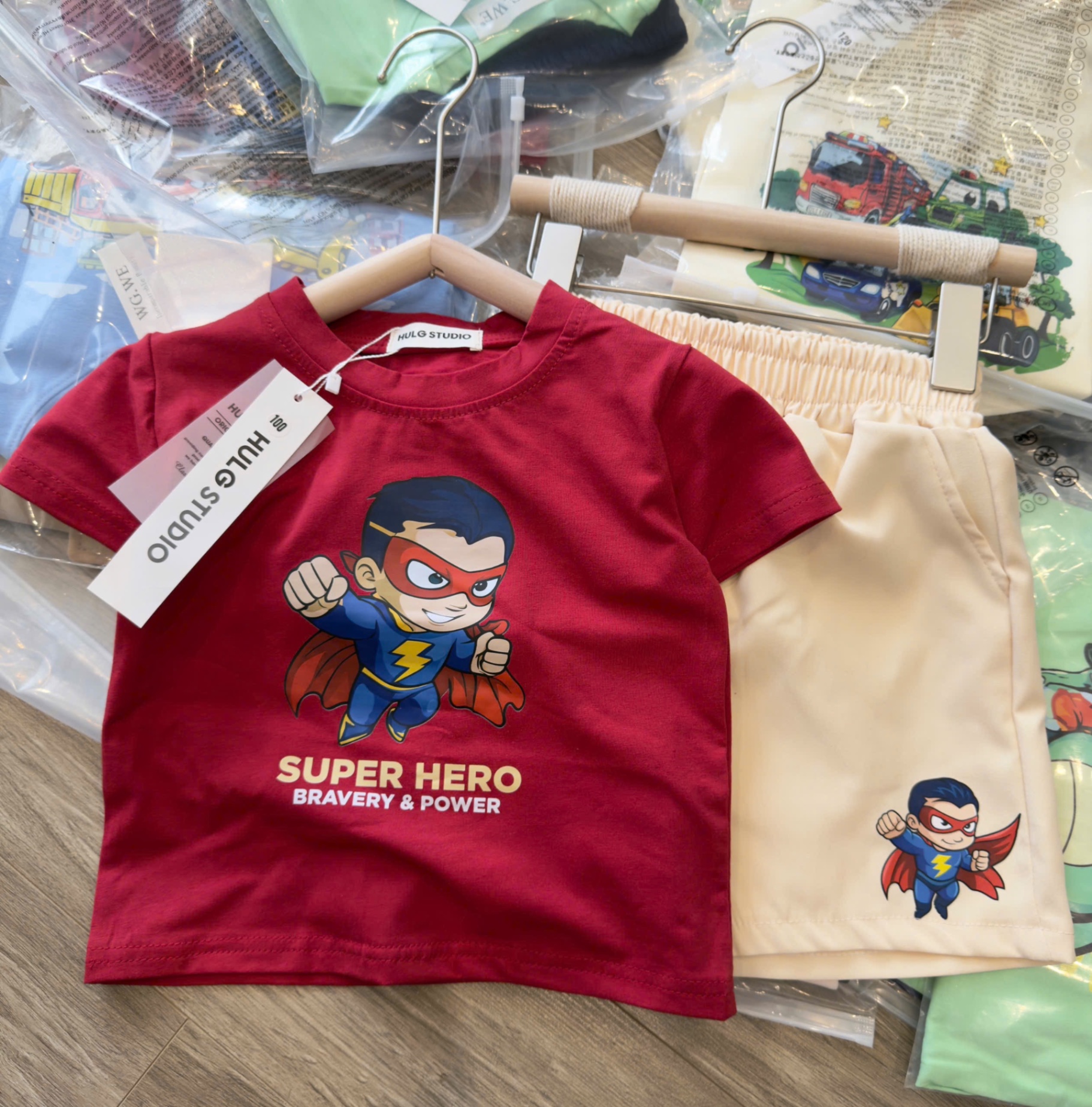 T170 - BỘ ĐÙI BÉ TRAI ÁO CỘC ĐỎ SUPER HERO QUẦN KAKI BE