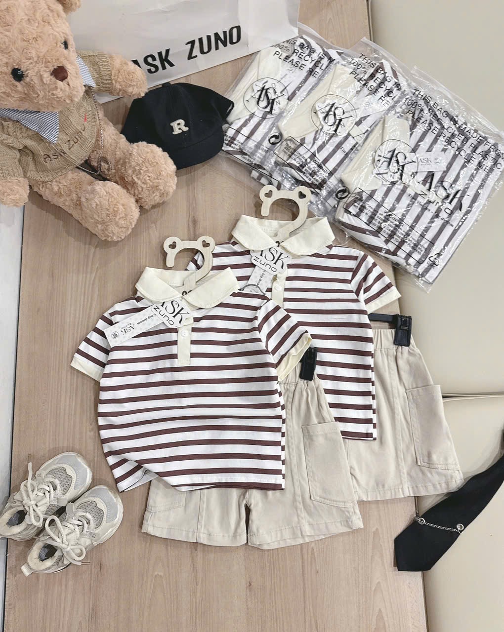 T175 - BỘ ĐÙI BÉ TRAI ÁO POLO KẺ NÂU CỔ BE QUẦN KAKI BE