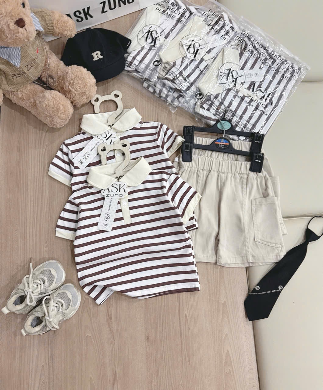 T175 - BỘ ĐÙI BÉ TRAI ÁO POLO KẺ NÂU CỔ BE QUẦN KAKI BE