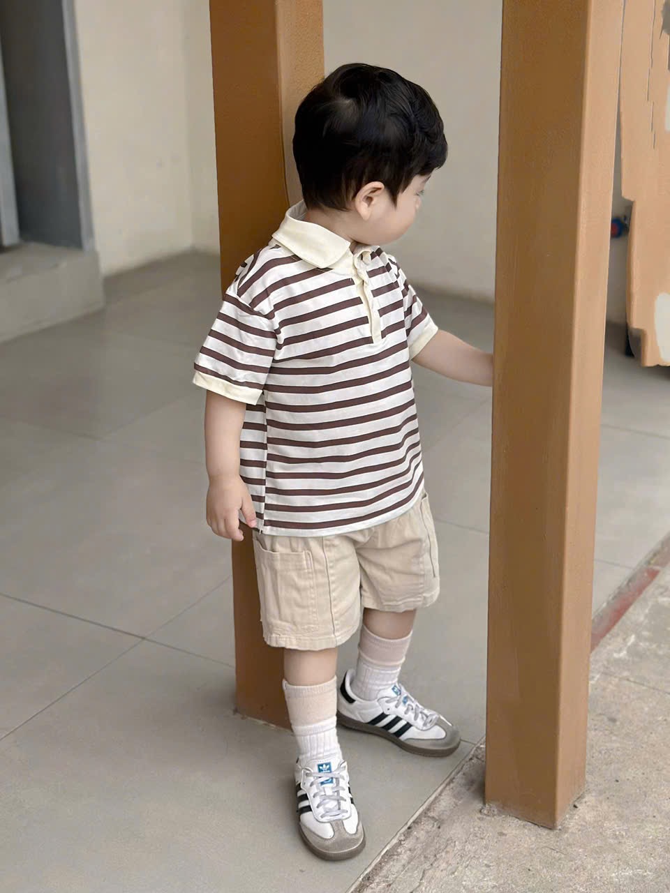 T175 - BỘ ĐÙI BÉ TRAI ÁO POLO KẺ NÂU CỔ BE QUẦN KAKI BE
