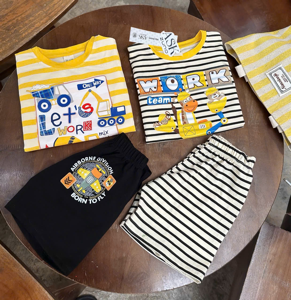 T185 - SET 2 BỘ ĐÙI BÉ TRAI MÁY XÚC WORK kẻ đen vàng