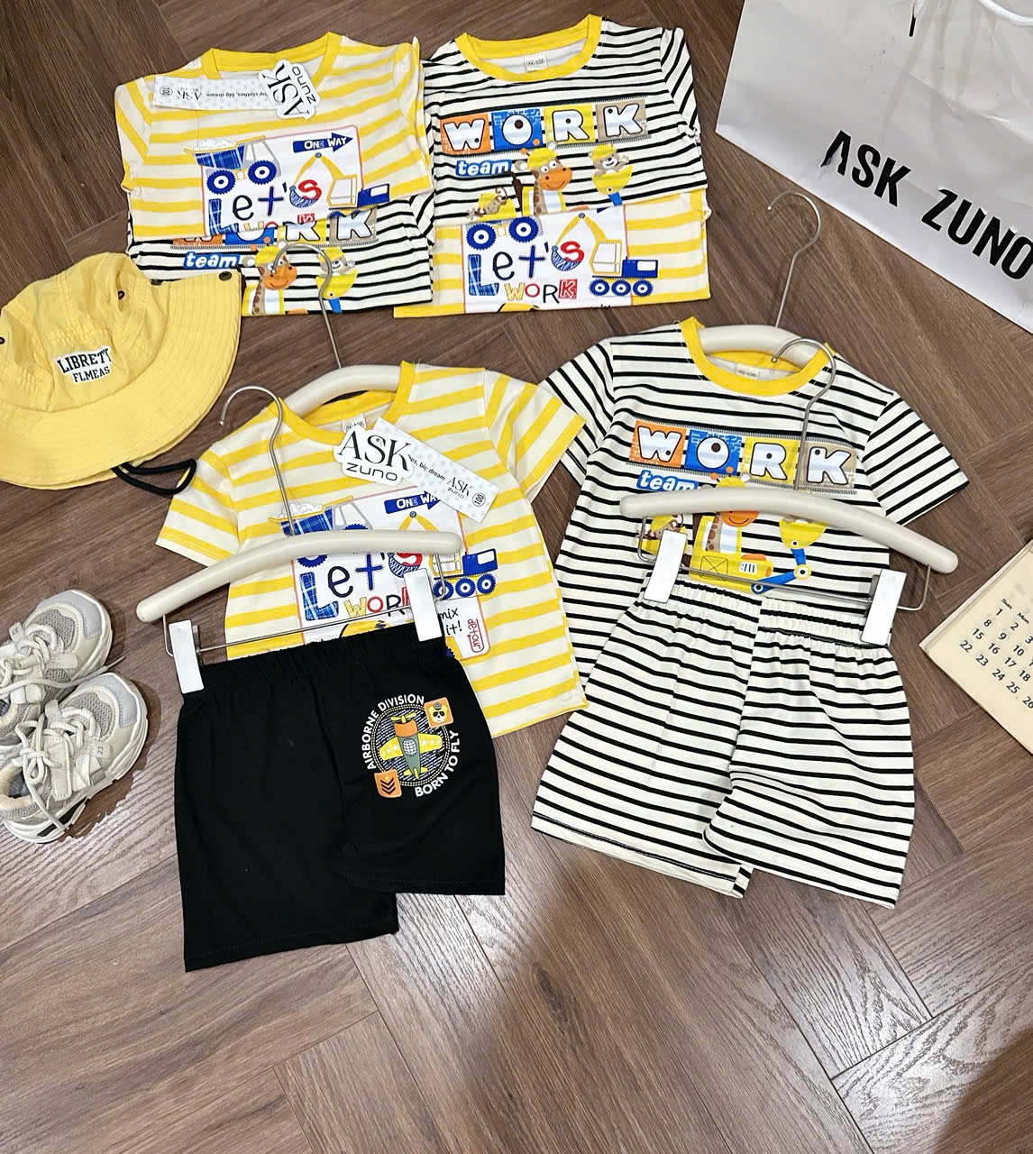 T185 - SET 2 BỘ ĐÙI BÉ TRAI MÁY XÚC WORK kẻ đen vàng