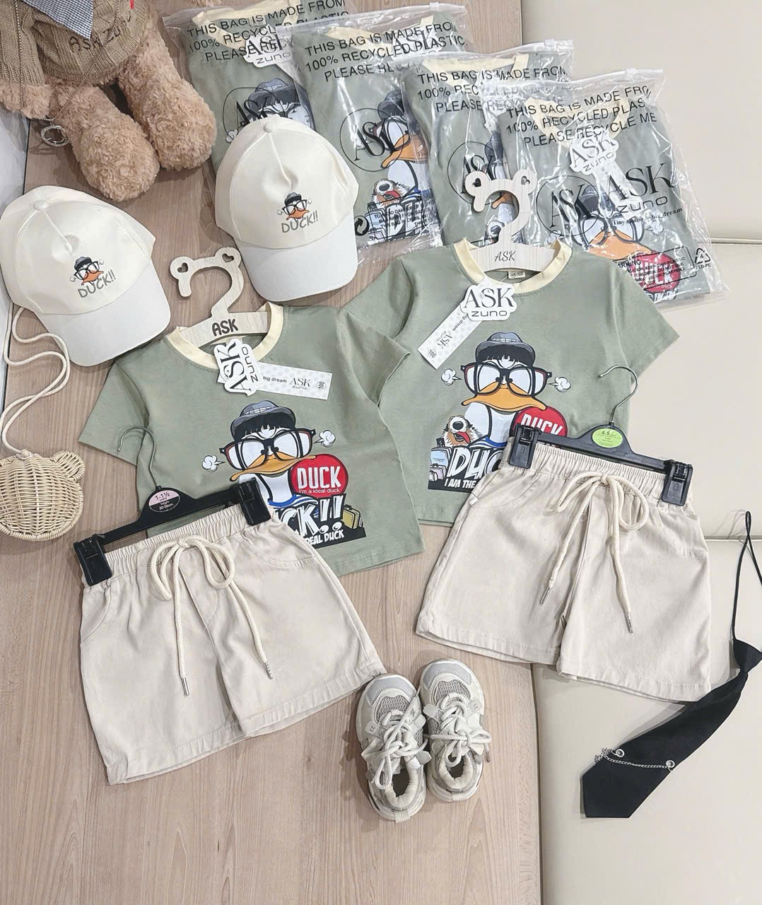 T186 - BỘ ĐÙI BÉ TRAI ÁO XANH VỊT DUCK QUẦN BE KÈM MŨ