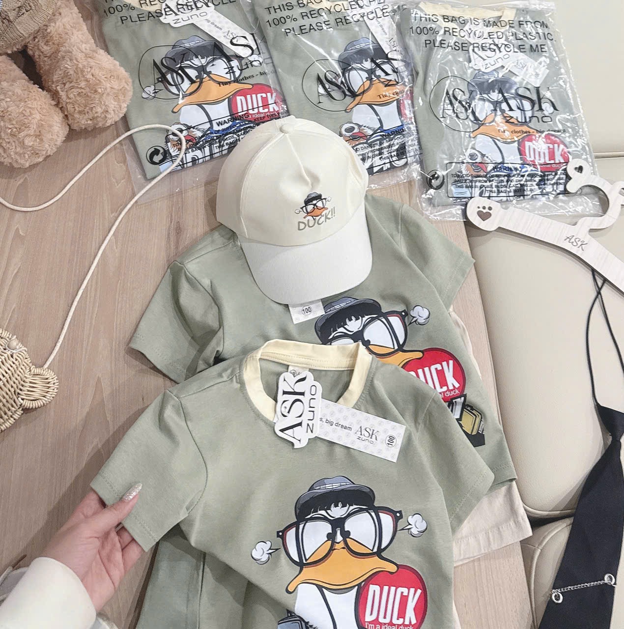 T186 - BỘ ĐÙI BÉ TRAI ÁO XANH VỊT DUCK QUẦN BE KÈM MŨ