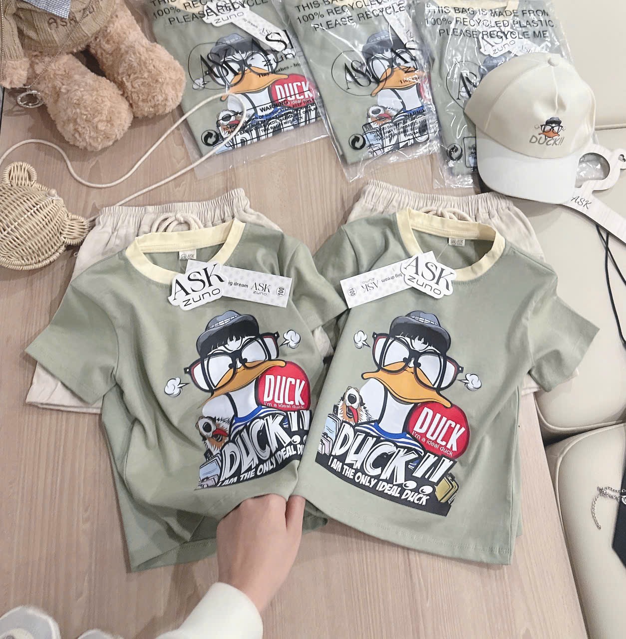 T186 - BỘ ĐÙI BÉ TRAI ÁO XANH VỊT DUCK QUẦN BE KÈM MŨ