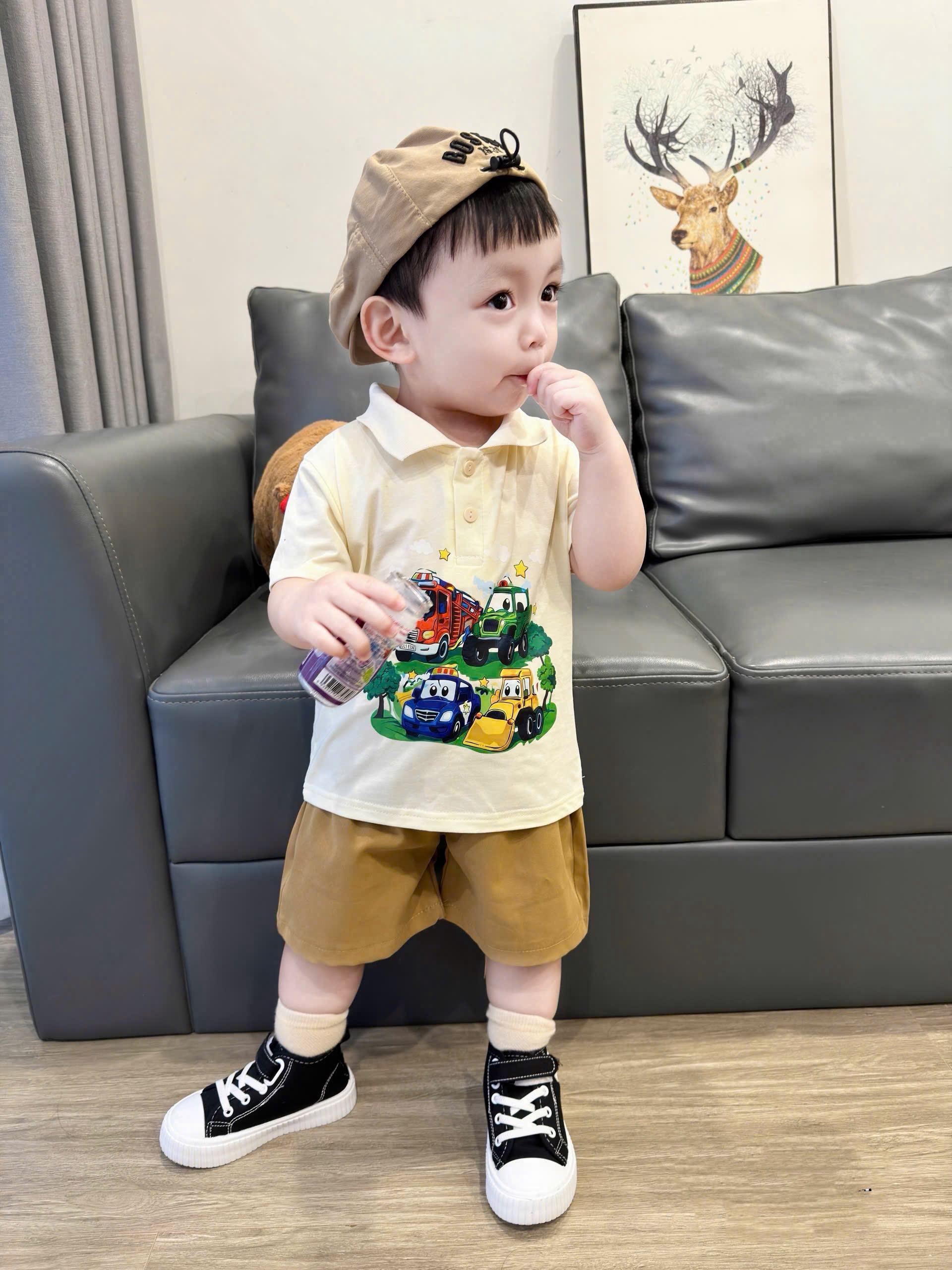 T202 - BỘ ĐÙI BÉ TRAI ÁO POLO BE OTO QUẦN KAKI NÂU