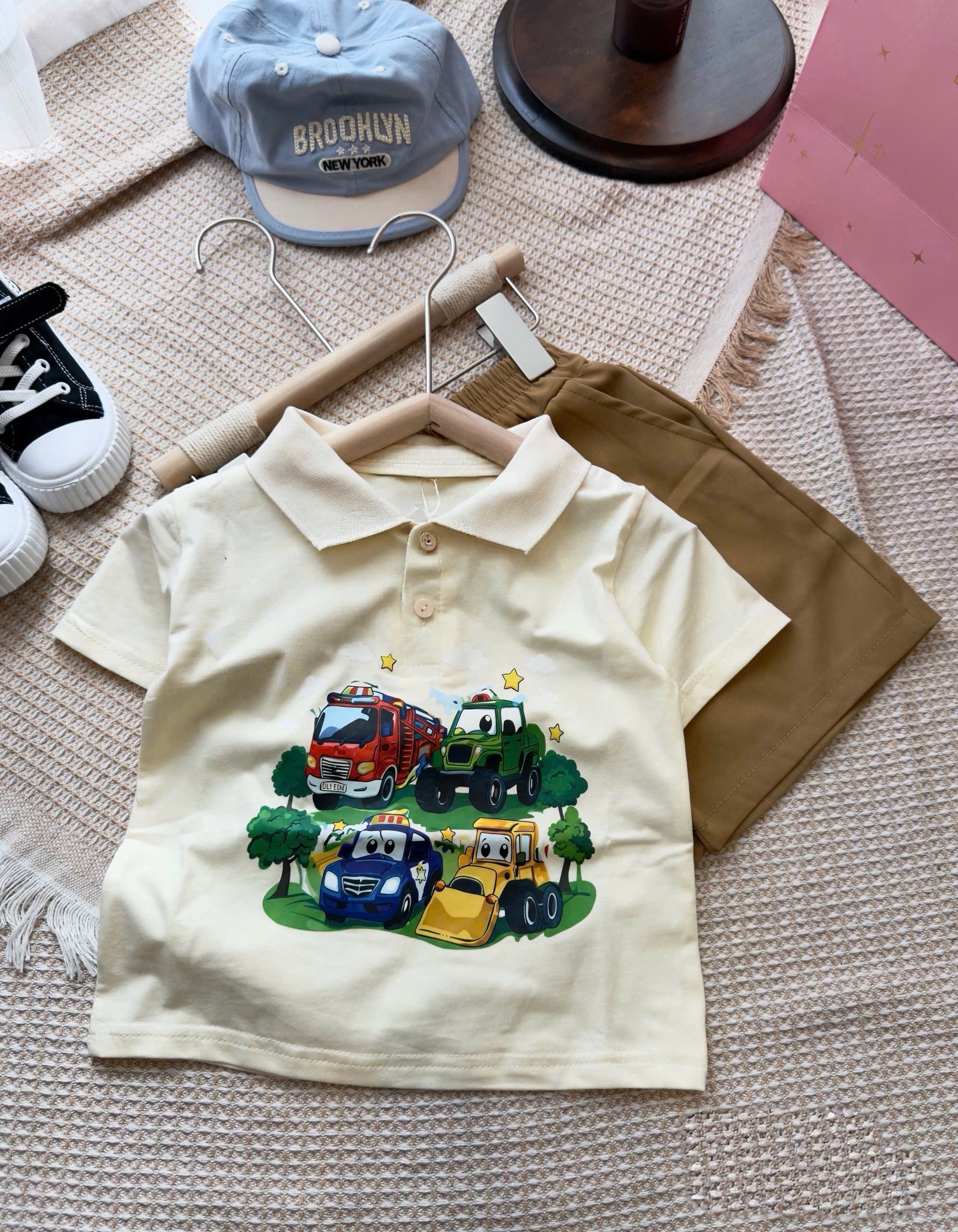 T202 - BỘ ĐÙI BÉ TRAI ÁO POLO BE OTO QUẦN KAKI NÂU
