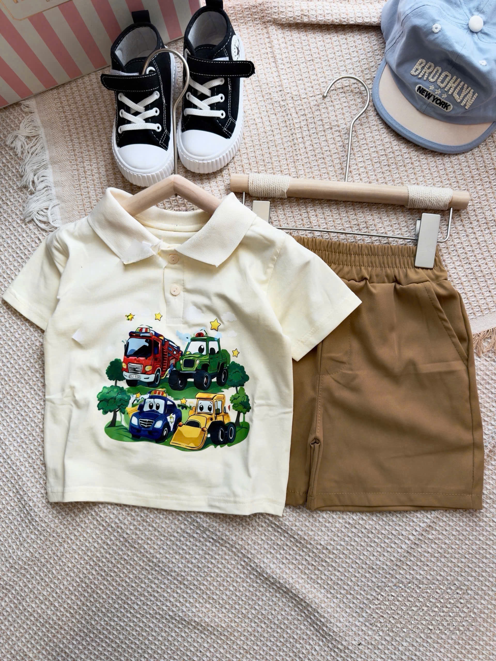 T202 - BỘ ĐÙI BÉ TRAI ÁO POLO BE OTO QUẦN KAKI NÂU