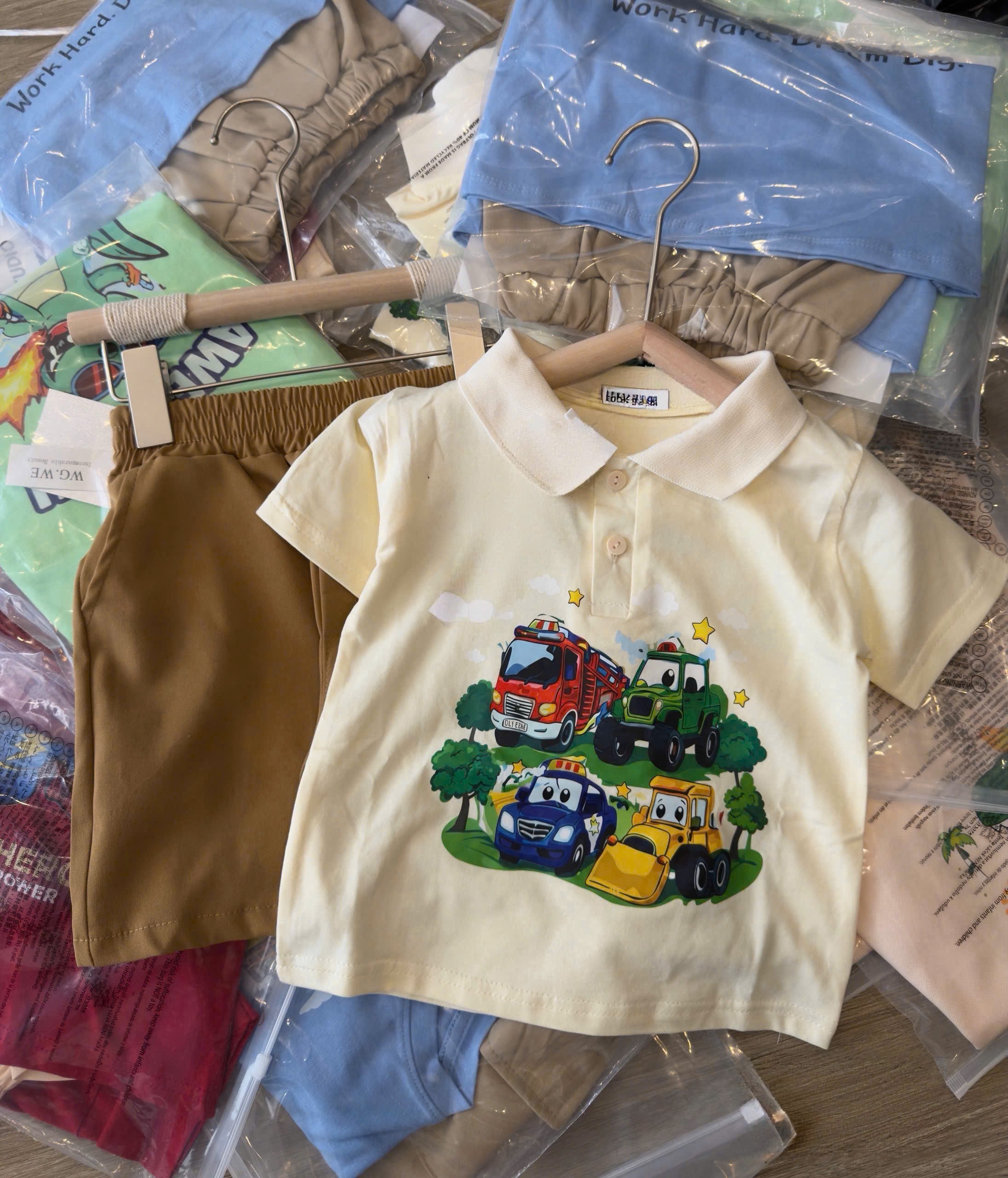 T202 - BỘ ĐÙI BÉ TRAI ÁO POLO BE OTO QUẦN KAKI NÂU