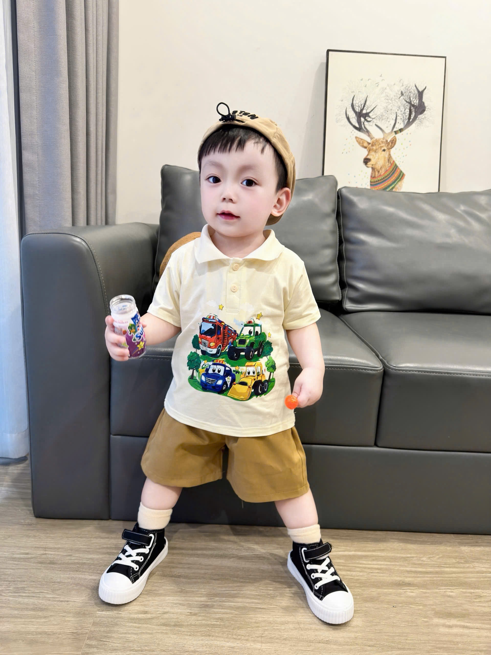 T202 - BỘ ĐÙI BÉ TRAI ÁO POLO BE OTO QUẦN KAKI NÂU