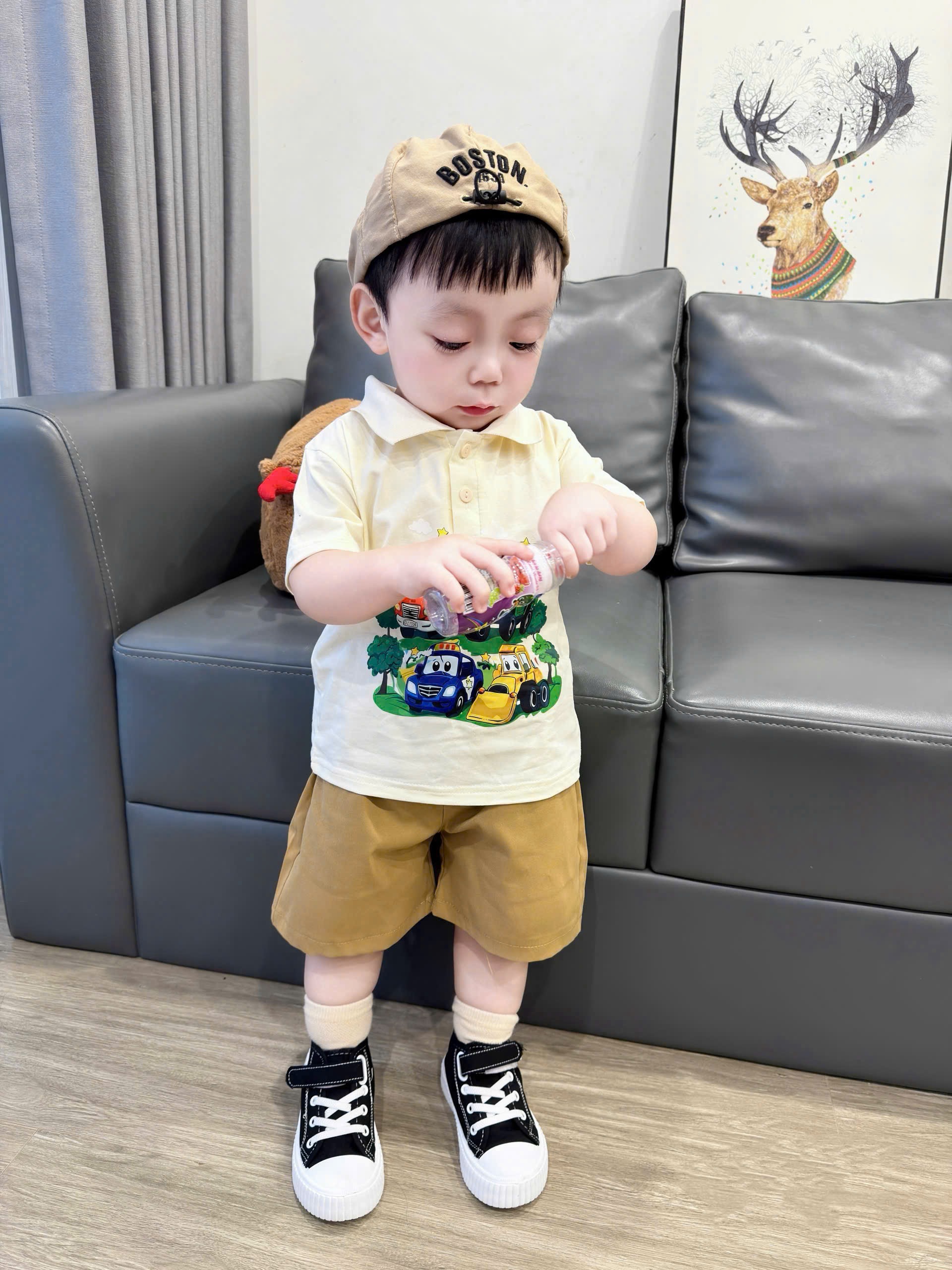T202 - BỘ ĐÙI BÉ TRAI ÁO POLO BE OTO QUẦN KAKI NÂU
