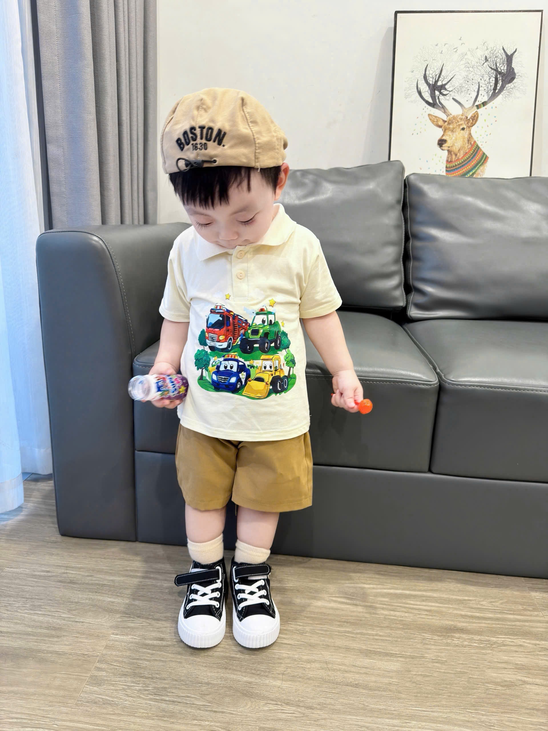 T202 - BỘ ĐÙI BÉ TRAI ÁO POLO BE OTO QUẦN KAKI NÂU