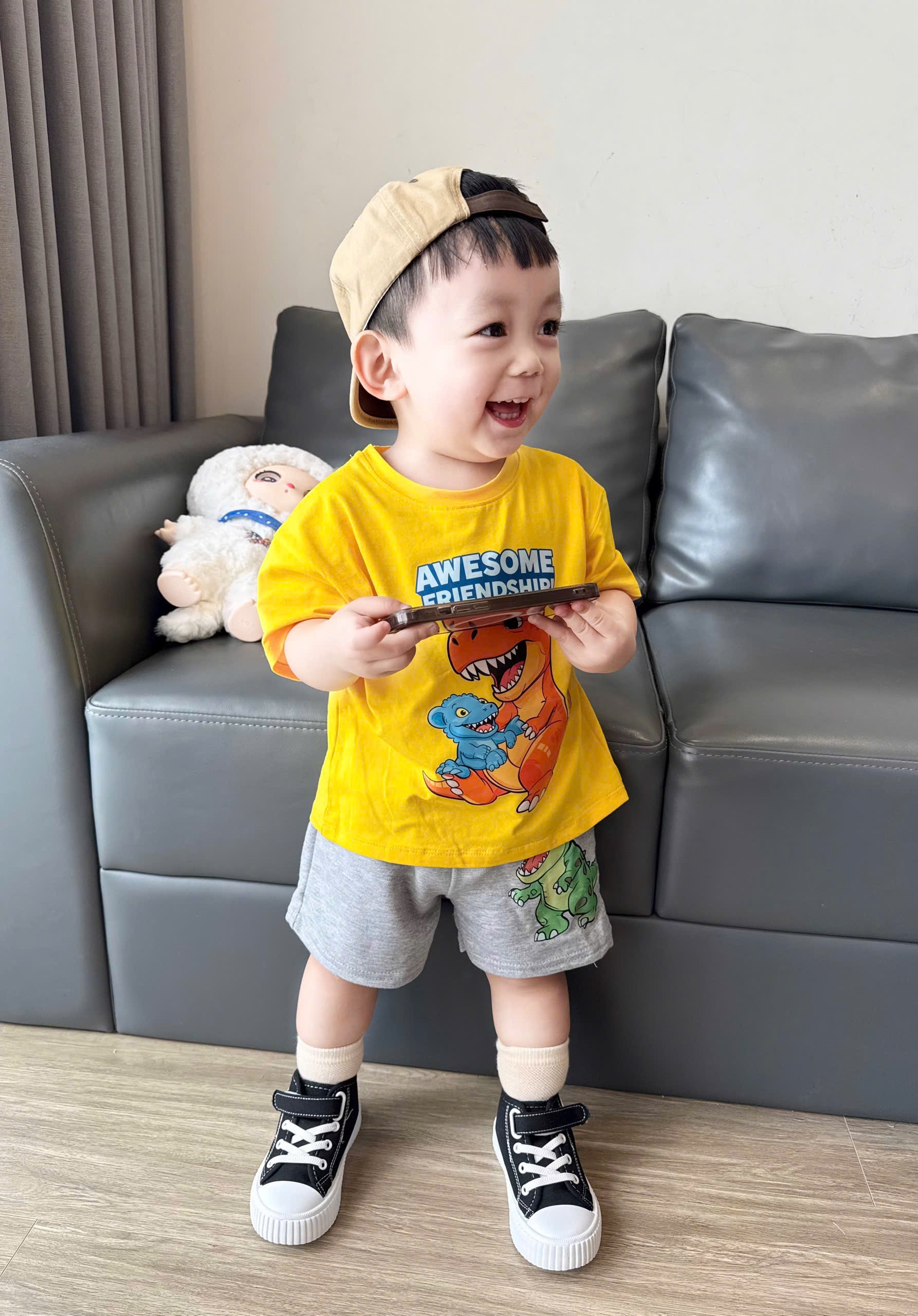 T205 - BỘ ĐÙI BÉ TRAI ÁO VÀNG KHỦNG LONG QUẦN CUA XÁM