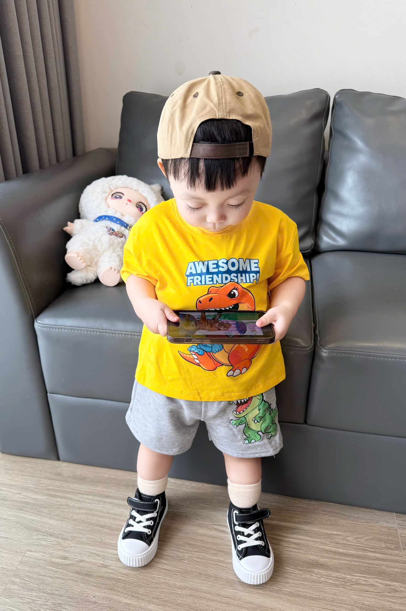 T205 - BỘ ĐÙI BÉ TRAI ÁO VÀNG KHỦNG LONG QUẦN CUA XÁM