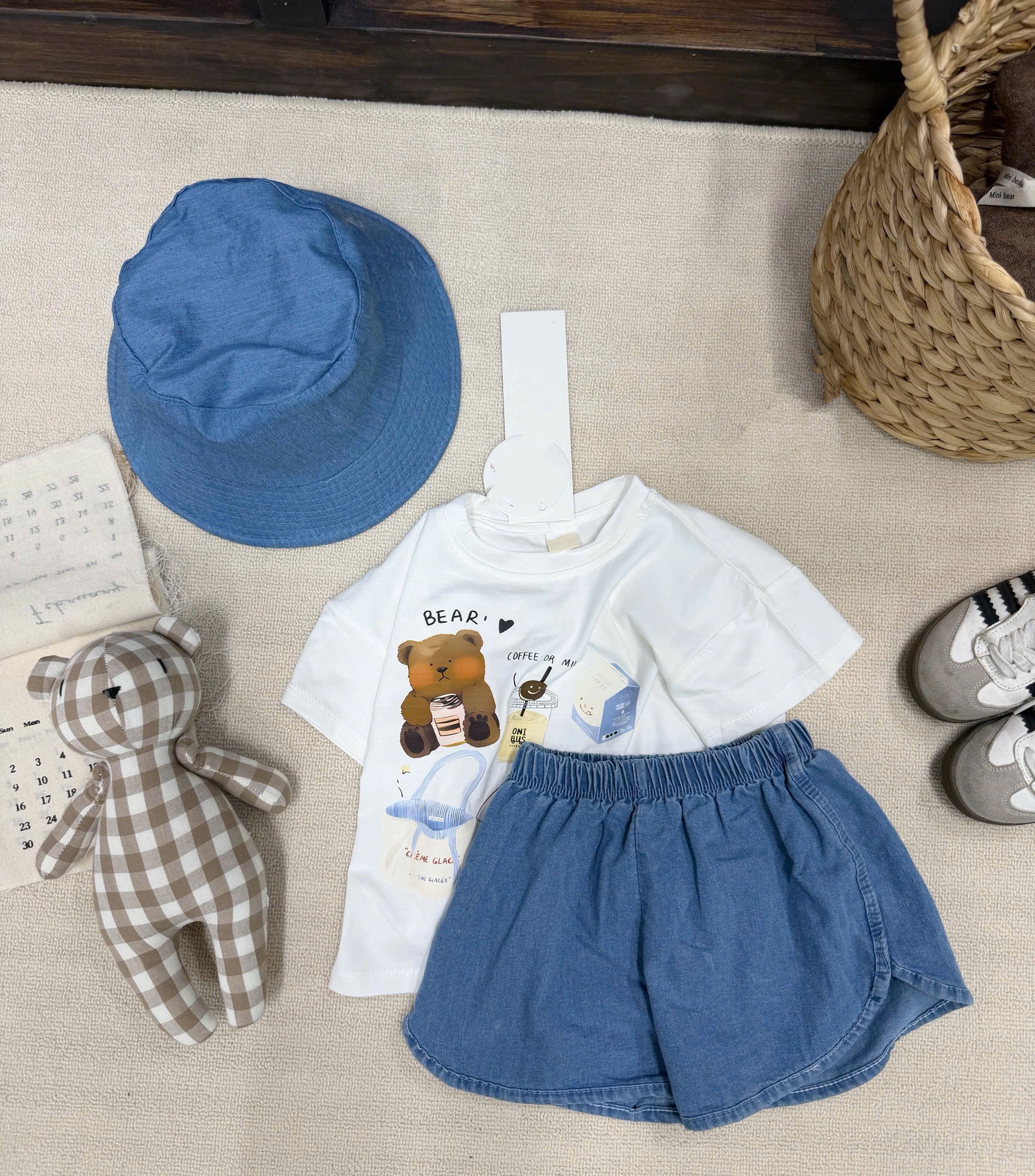 T215 - BỘ ĐÙI BÉ TRAI ÁO TRẮNG GẤU BEAR QUẦN BÒ KÈM MŨ