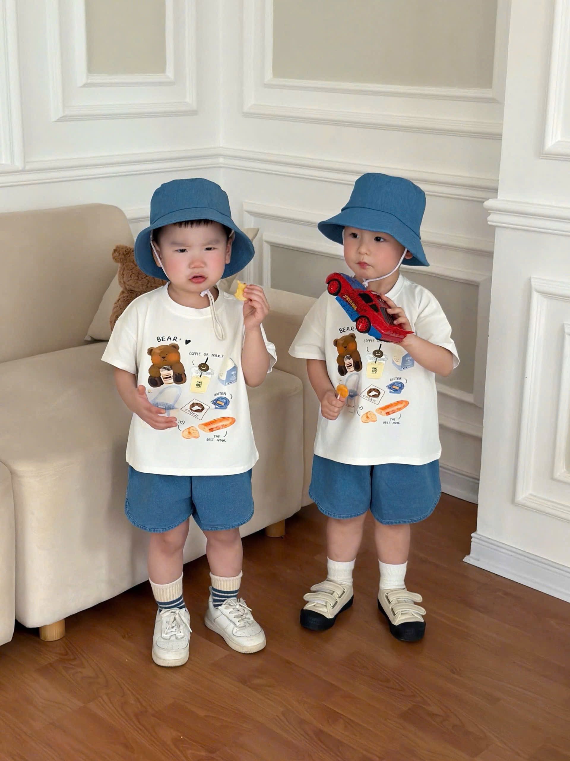 T215 - BỘ ĐÙI BÉ TRAI ÁO TRẮNG GẤU BEAR QUẦN BÒ KÈM MŨ