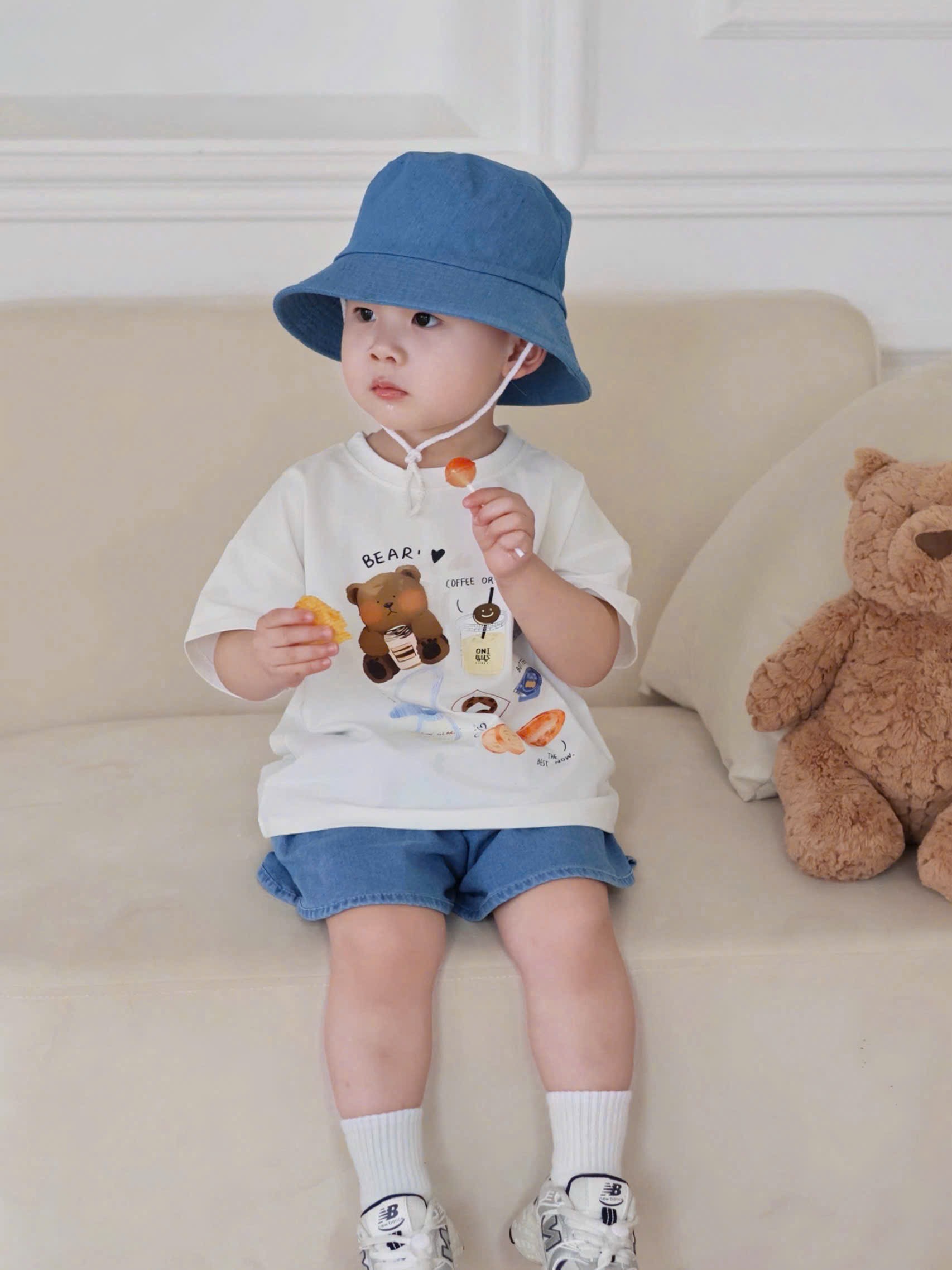 T215 - BỘ ĐÙI BÉ TRAI ÁO TRẮNG GẤU BEAR QUẦN BÒ KÈM MŨ