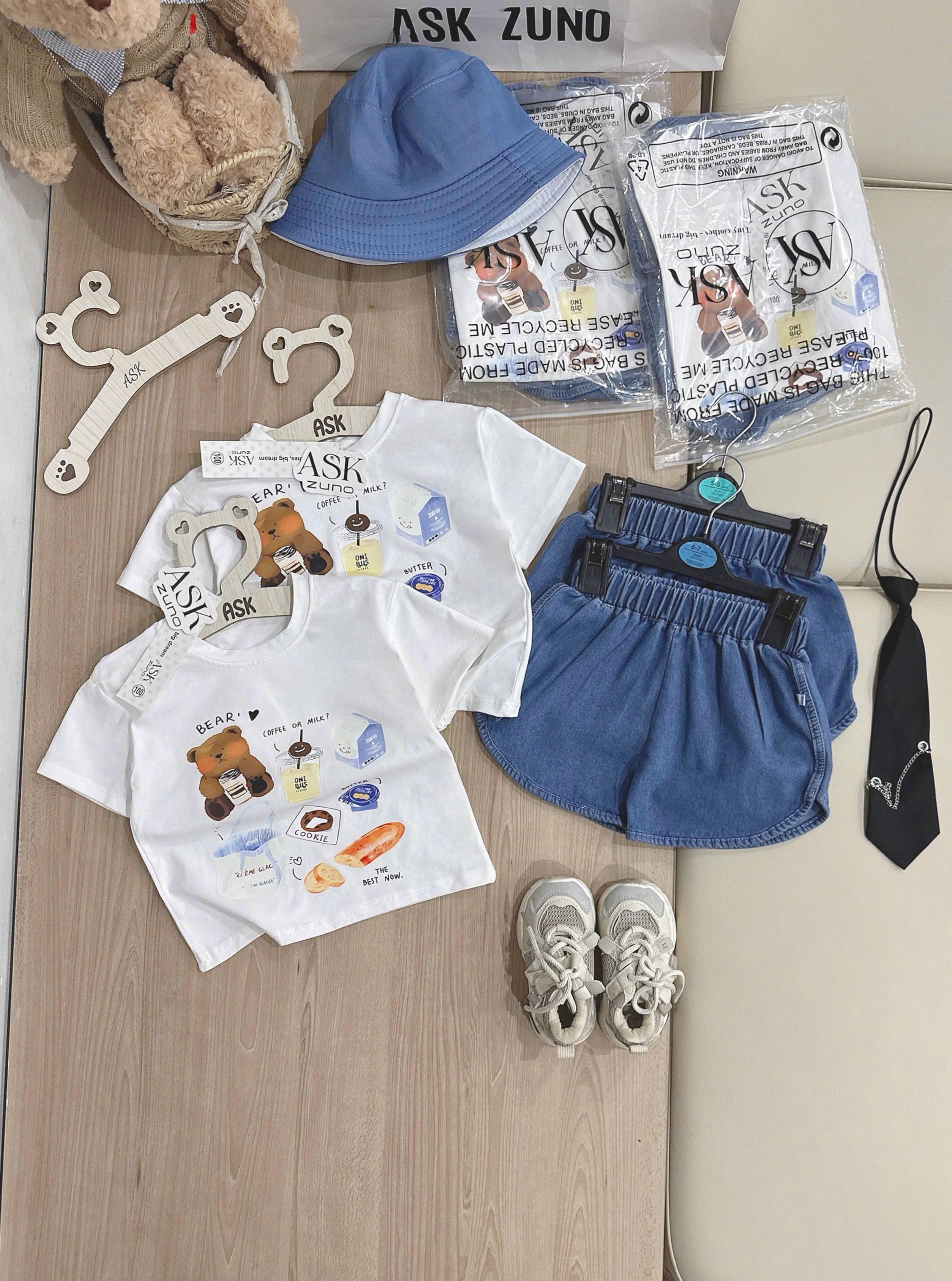 T215 - BỘ ĐÙI BÉ TRAI ÁO TRẮNG GẤU BEAR QUẦN BÒ KÈM MŨ