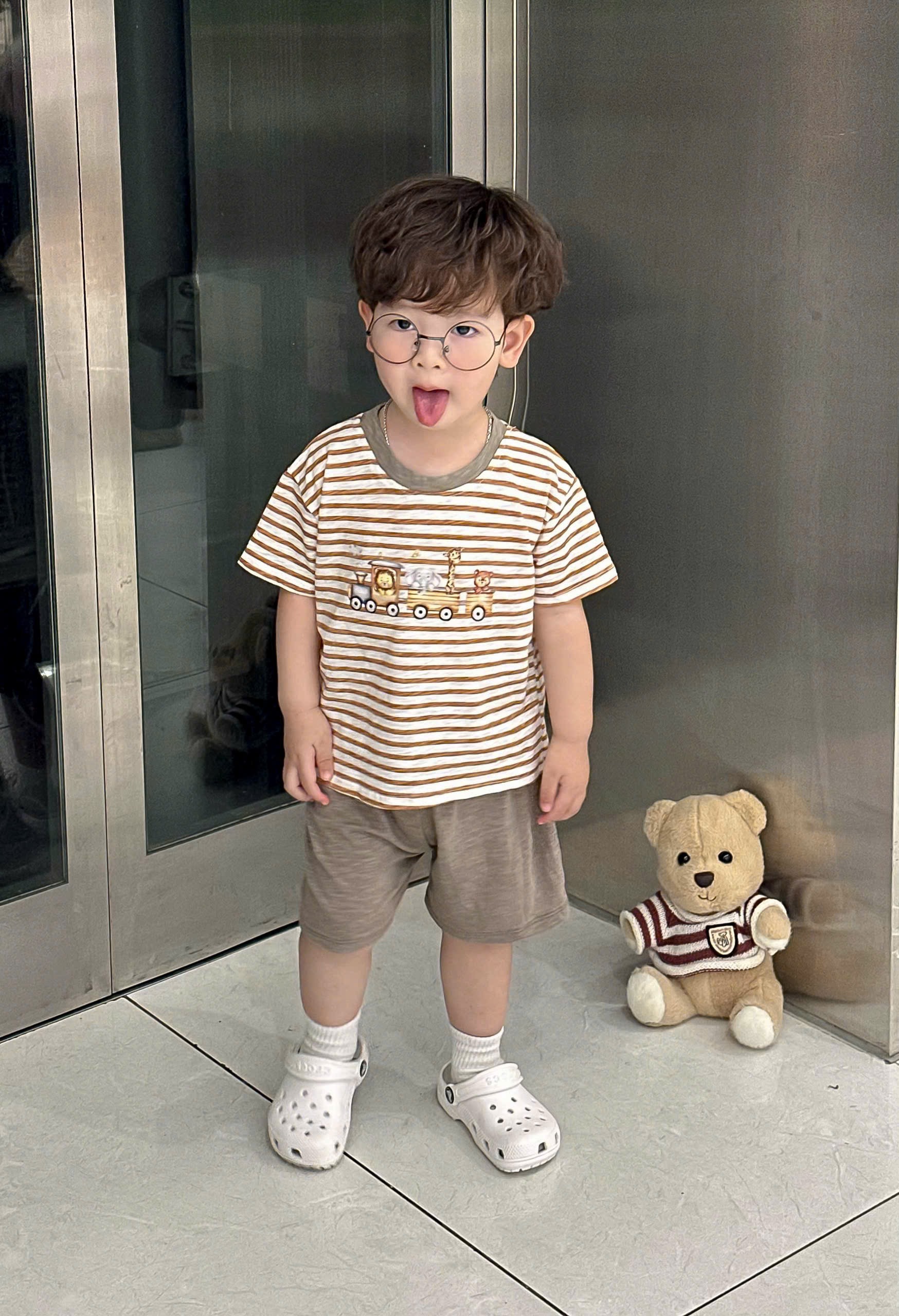 T239 - SET 2 BỘ ĐÙI BÉ TRAI XƯỢC OTO nâu kẻ