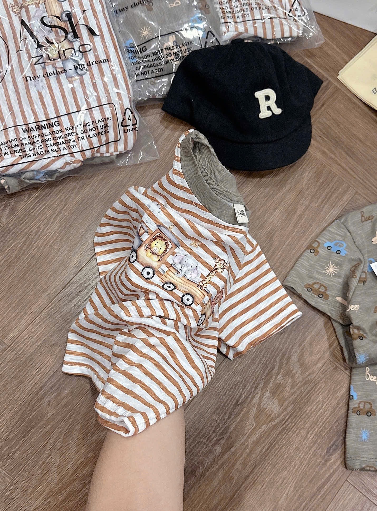 T239 - SET 2 BỘ ĐÙI BÉ TRAI XƯỢC OTO nâu kẻ
