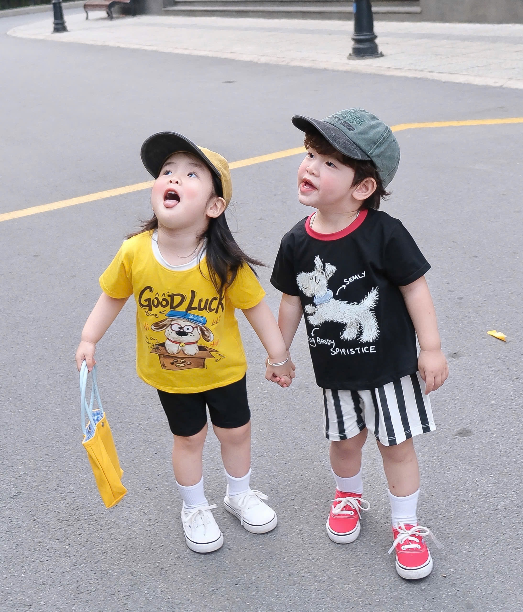 T242 - SET 2 BỘ ĐÙI BÉ TRAI CHÓ DLUCK đen vàng