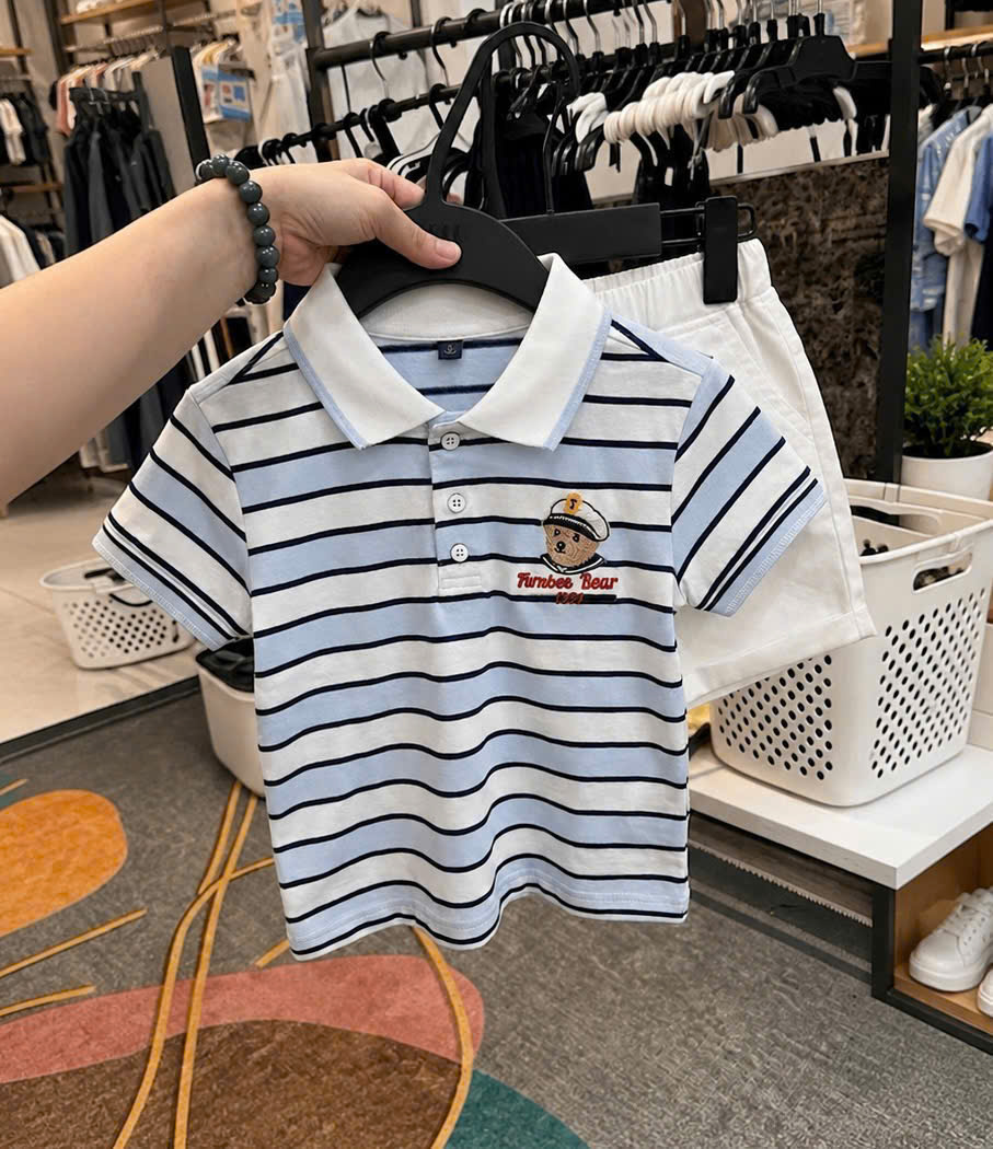 T289 - BỘ ĐÙI BÉ TRAI ÁO POLO KẺ XANH THÊU GẤU 1997 QUẦN TRẮNG