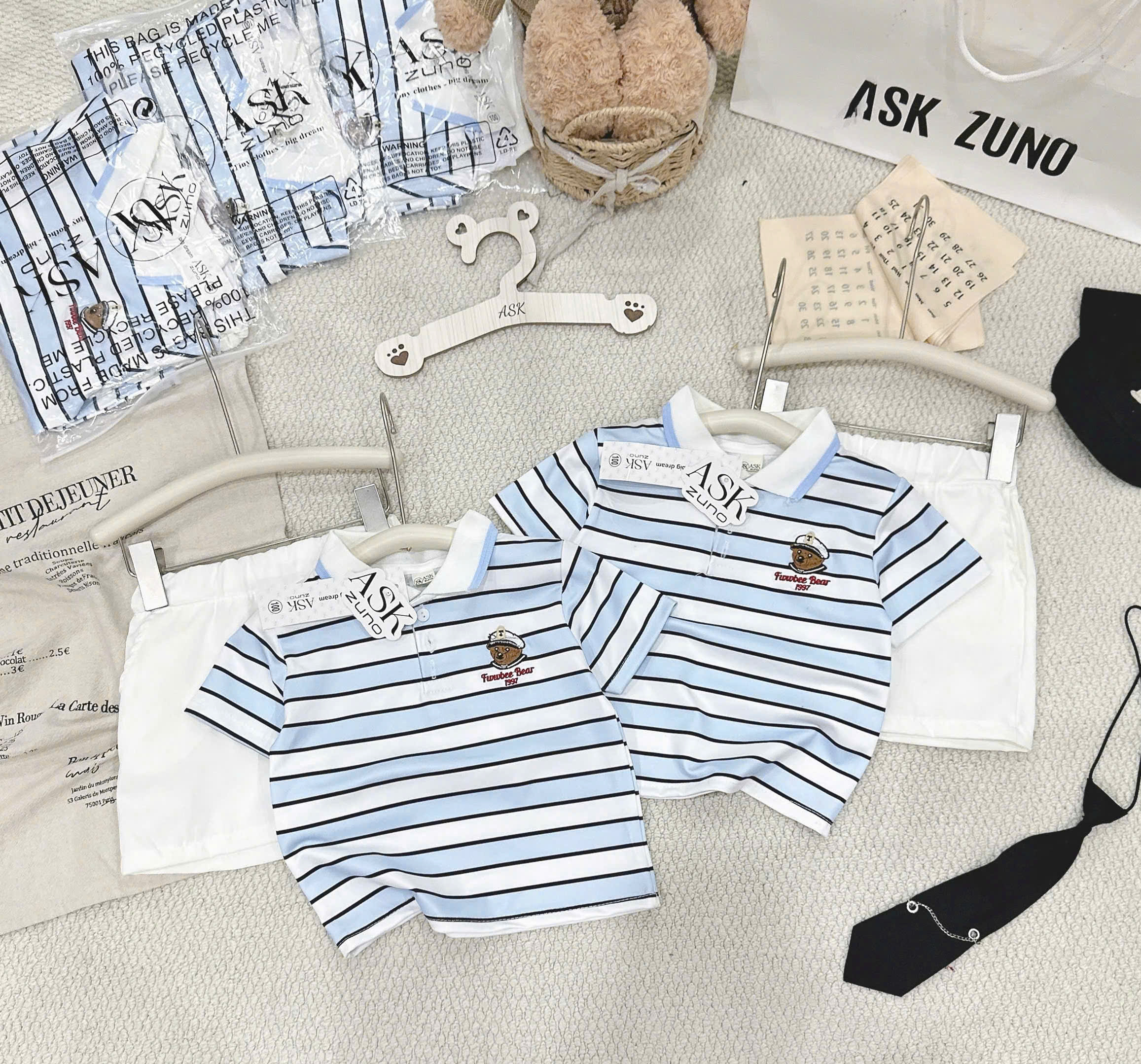 T289 - BỘ ĐÙI BÉ TRAI ÁO POLO KẺ XANH THÊU GẤU 1997 QUẦN TRẮNG