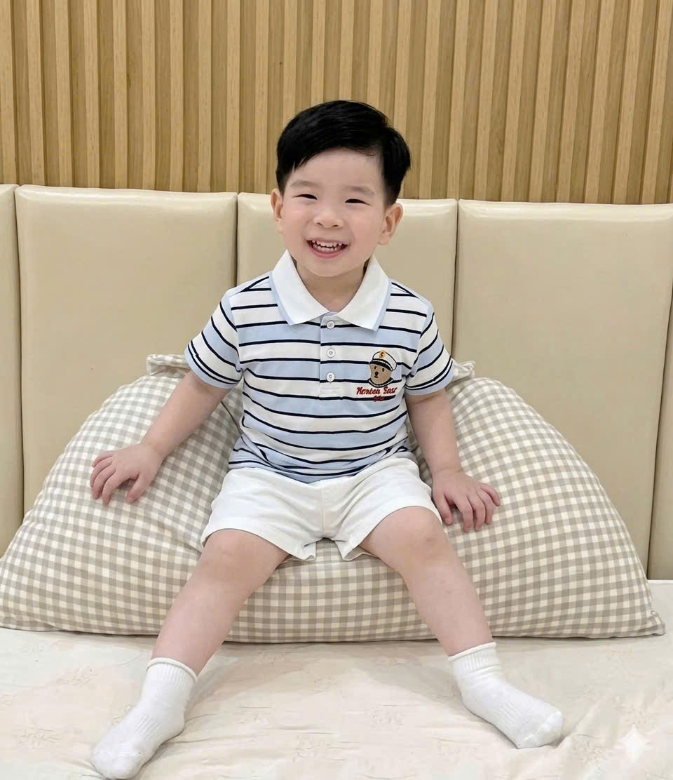 T289 - BỘ ĐÙI BÉ TRAI ÁO POLO KẺ XANH THÊU GẤU 1997 QUẦN TRẮNG