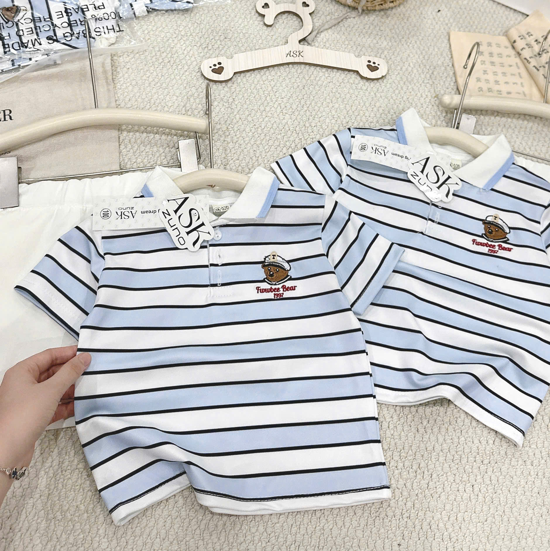 T289 - BỘ ĐÙI BÉ TRAI ÁO POLO KẺ XANH THÊU GẤU 1997 QUẦN TRẮNG
