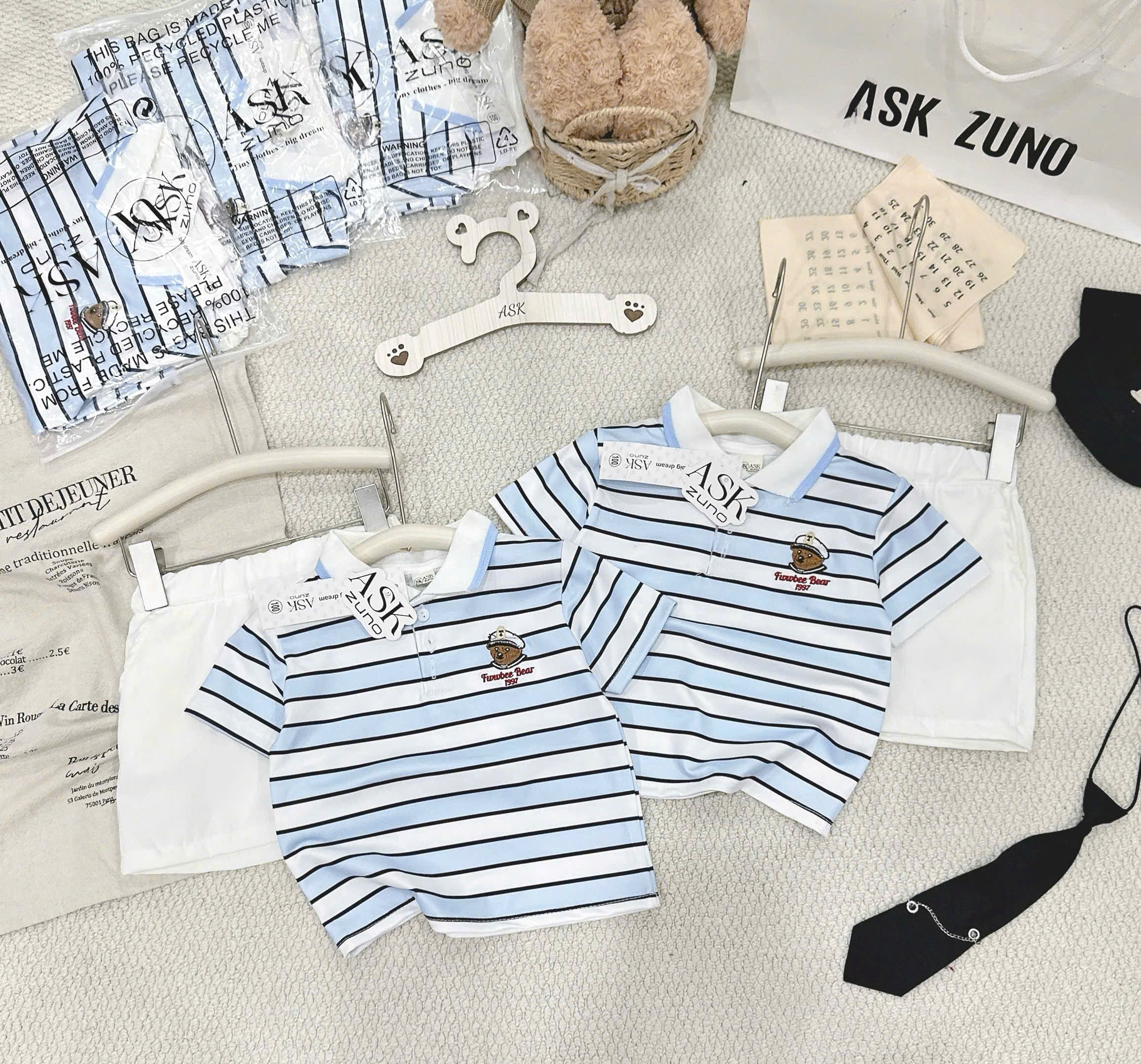 T289 - BỘ ĐÙI BÉ TRAI ÁO POLO KẺ XANH THÊU GẤU 1997 QUẦN TRẮNG