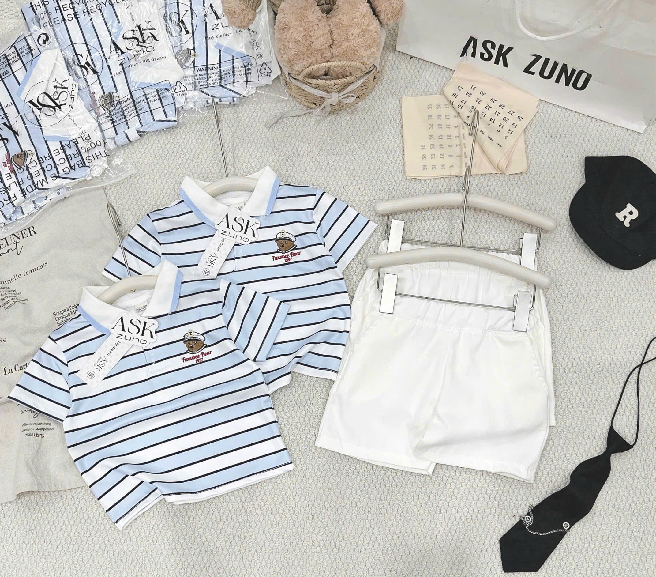 T289 - BỘ ĐÙI BÉ TRAI ÁO POLO KẺ XANH THÊU GẤU 1997 QUẦN TRẮNG