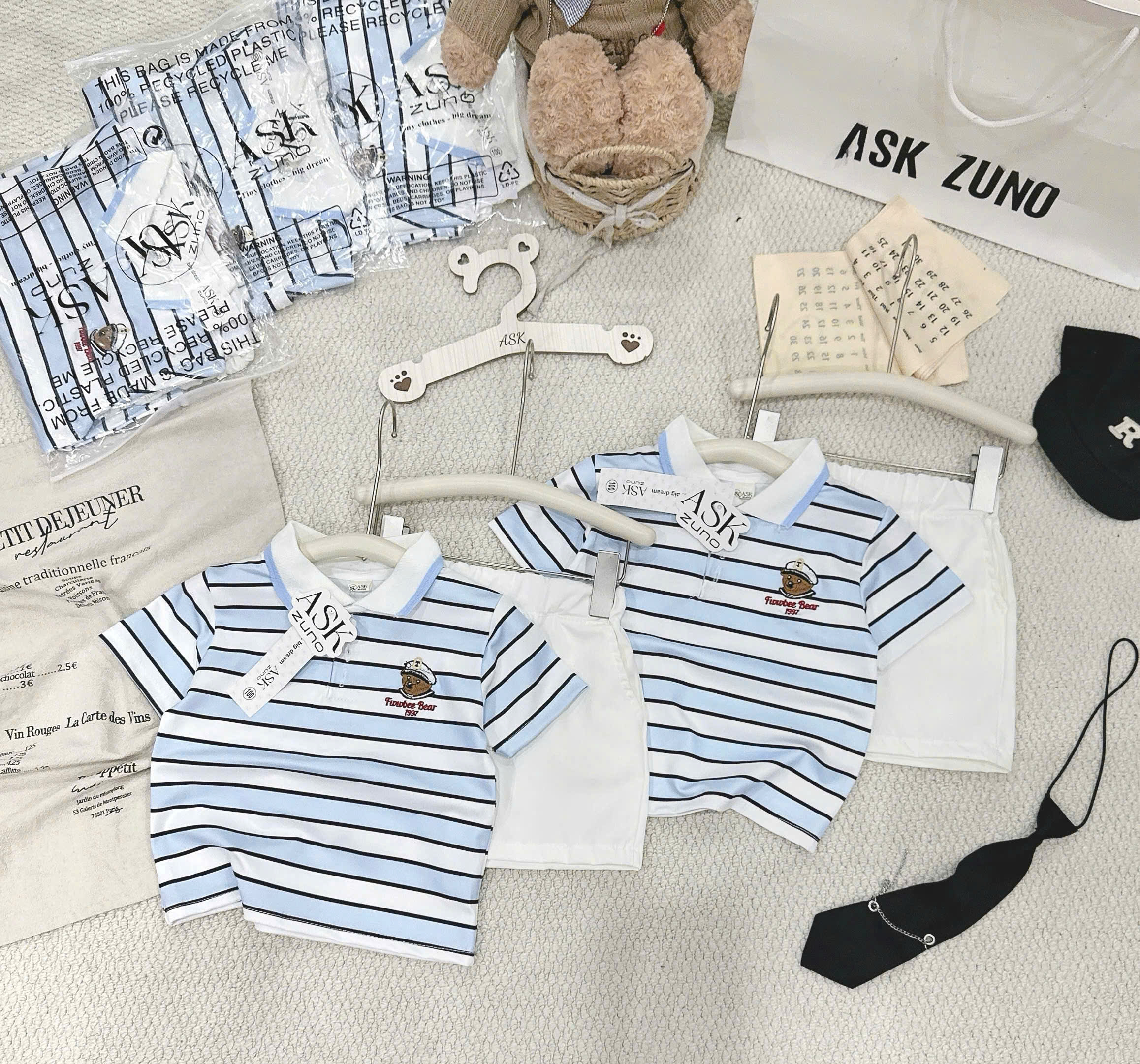T289 - BỘ ĐÙI BÉ TRAI ÁO POLO KẺ XANH THÊU GẤU 1997 QUẦN TRẮNG