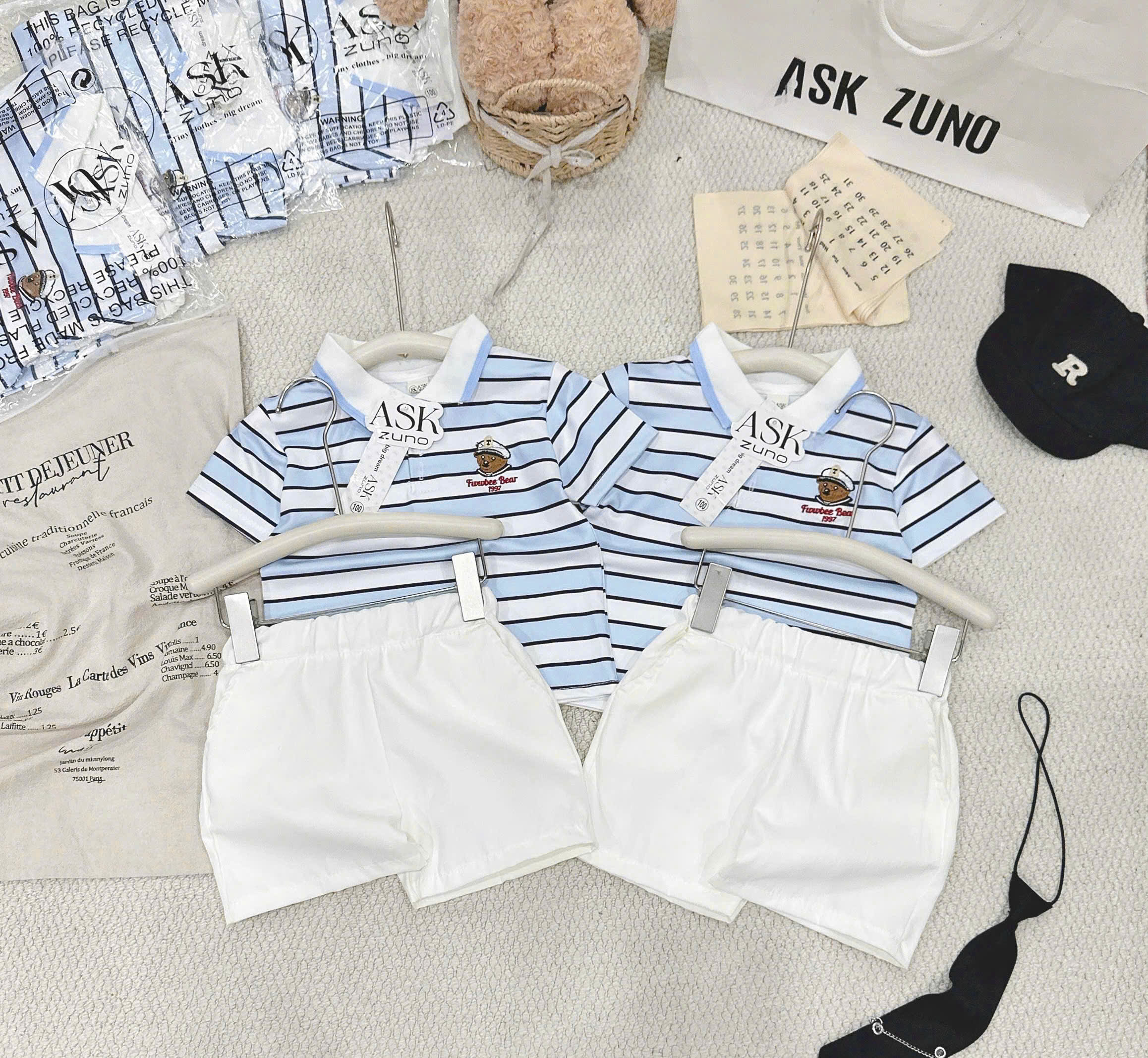 T289 - BỘ ĐÙI BÉ TRAI ÁO POLO KẺ XANH THÊU GẤU 1997 QUẦN TRẮNG