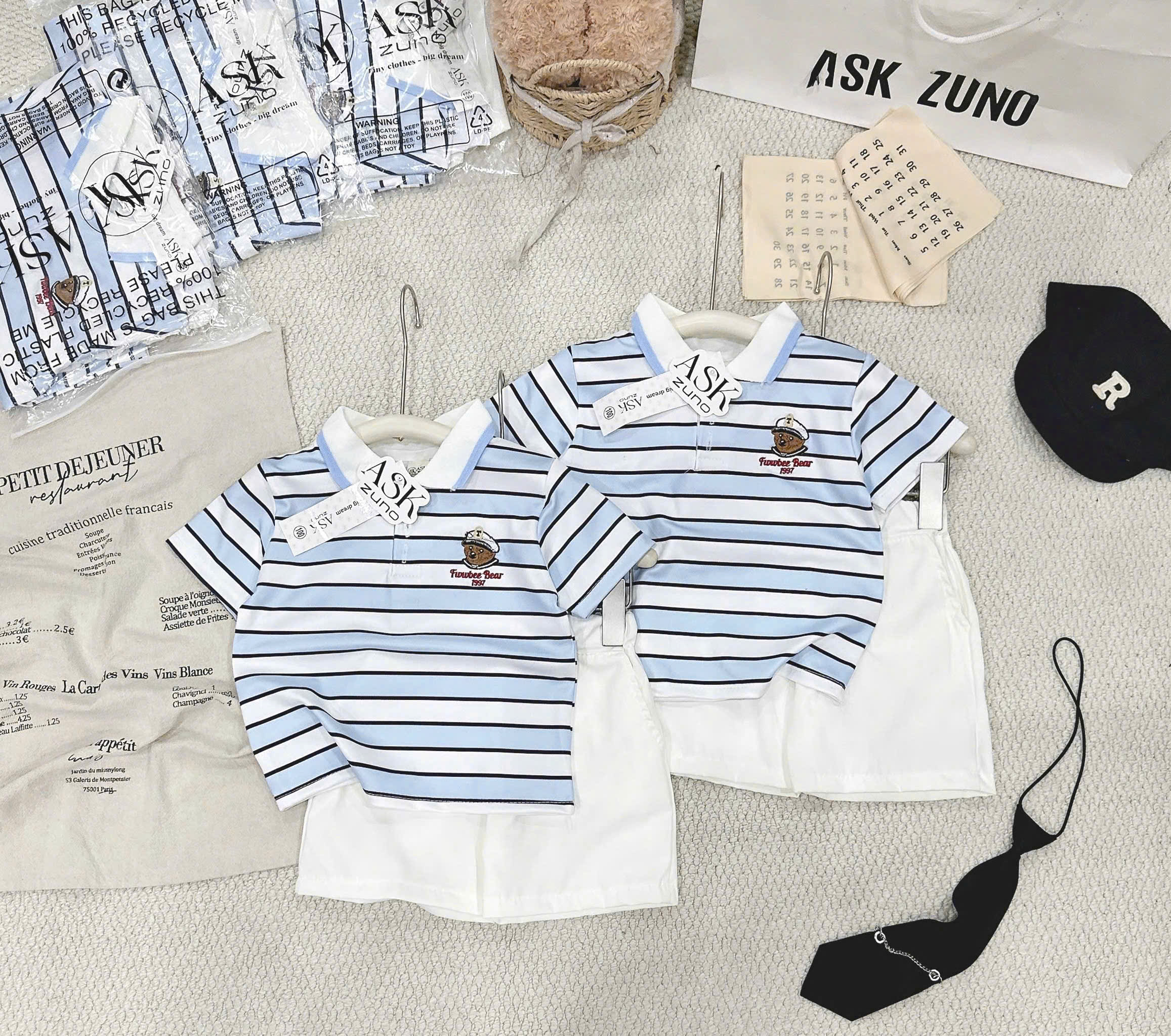 T289 - BỘ ĐÙI BÉ TRAI ÁO POLO KẺ XANH THÊU GẤU 1997 QUẦN TRẮNG
