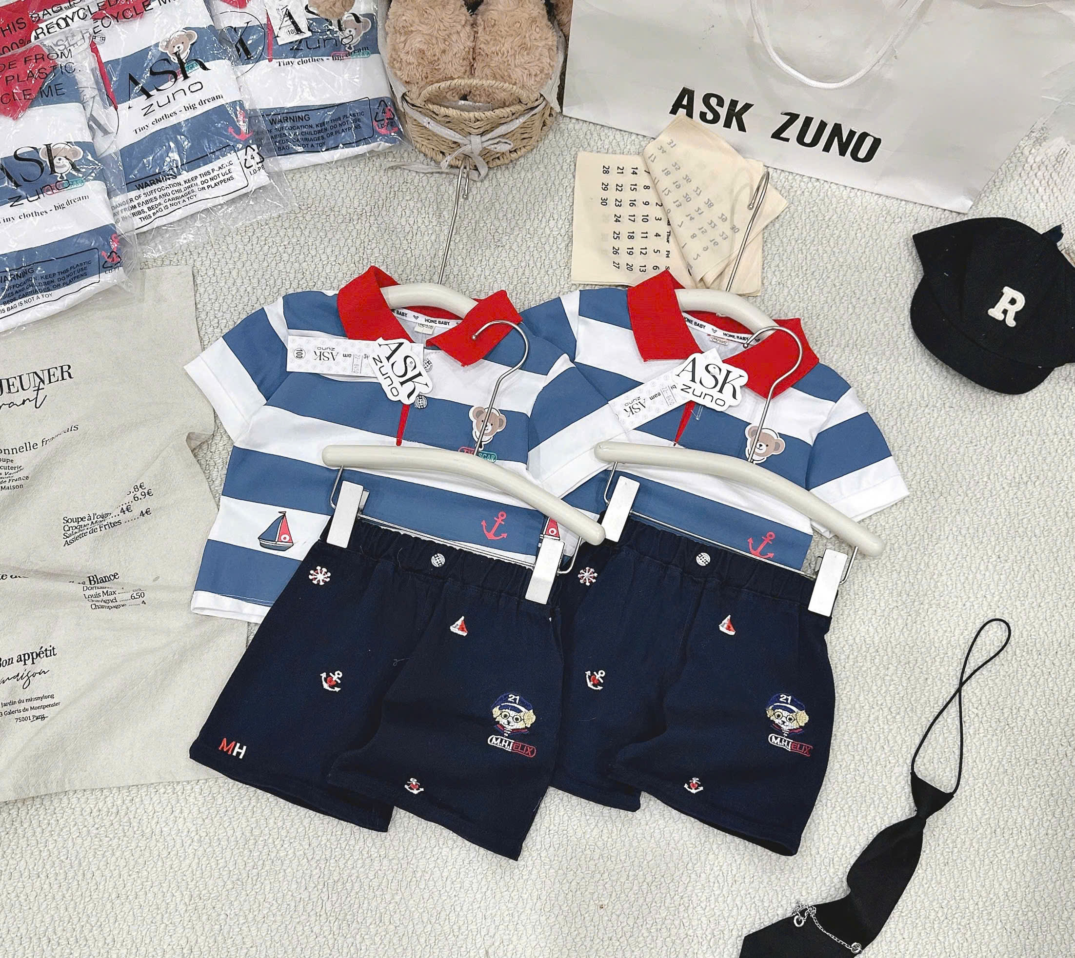 T295 - BỘ ĐÙI BÉ TRAI POLO HUY HIỆU KẺ XANH TRẮNG CỔ ĐỎ