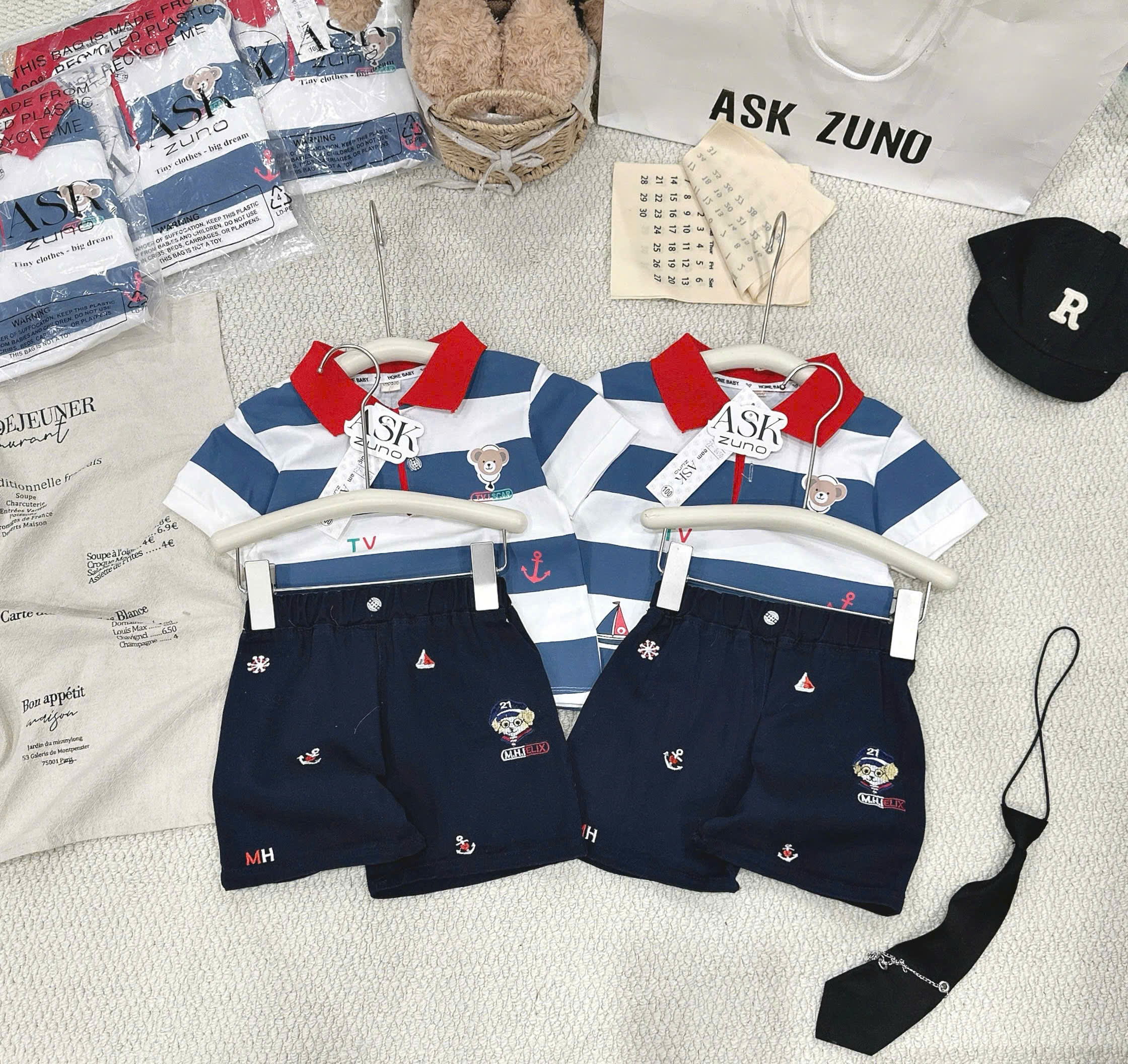 T295 - BỘ ĐÙI BÉ TRAI POLO HUY HIỆU KẺ XANH TRẮNG CỔ ĐỎ