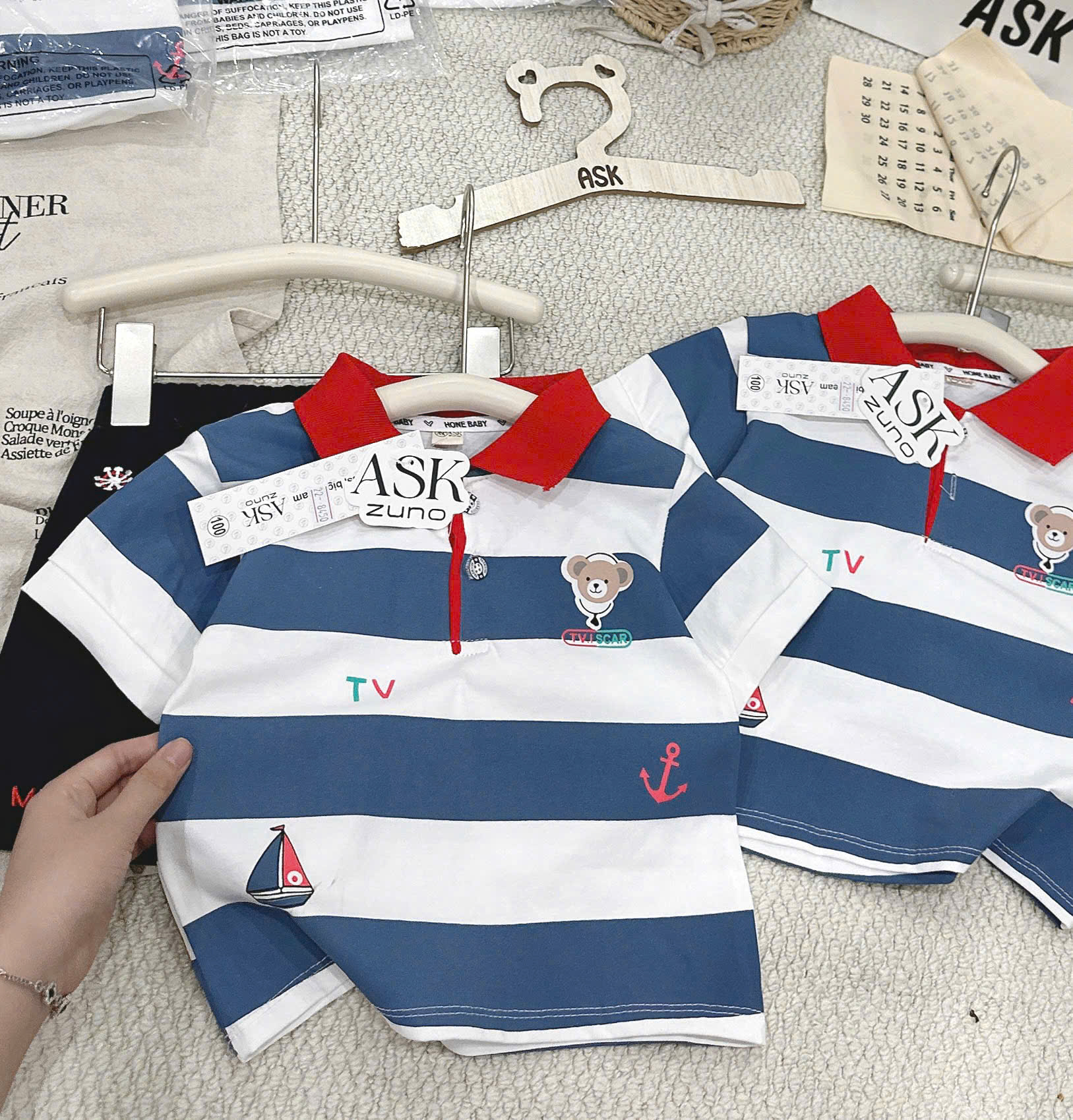 T295 - BỘ ĐÙI BÉ TRAI POLO HUY HIỆU KẺ XANH TRẮNG CỔ ĐỎ