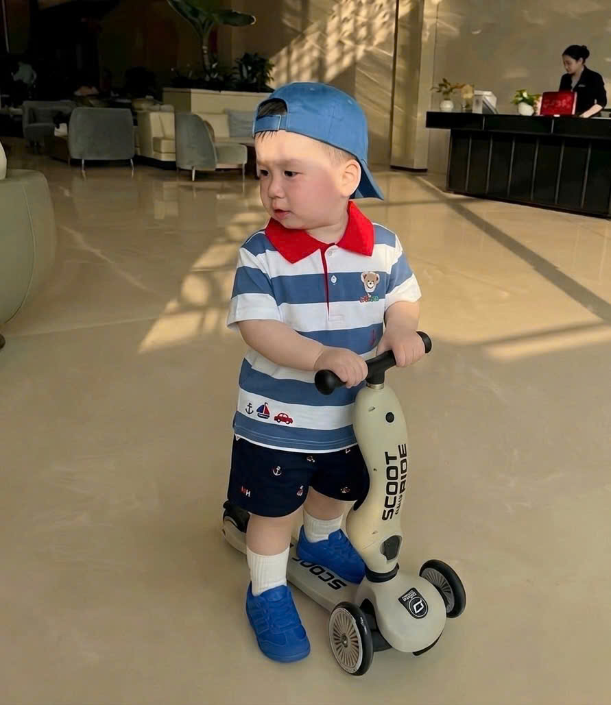 T295 - BỘ ĐÙI BÉ TRAI POLO HUY HIỆU KẺ XANH TRẮNG CỔ ĐỎ