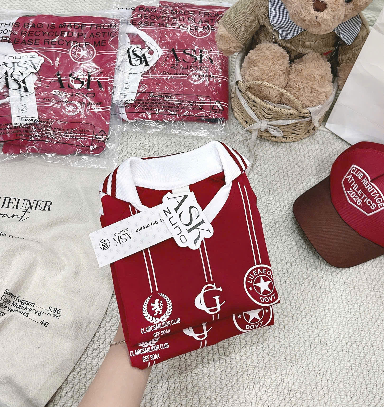 T296 - BỘ ĐÙI BÉ TRAI ÁO POLO ĐỎ SỌC HUY HIỆU QUẦN ĐEN KÈM MŨ
