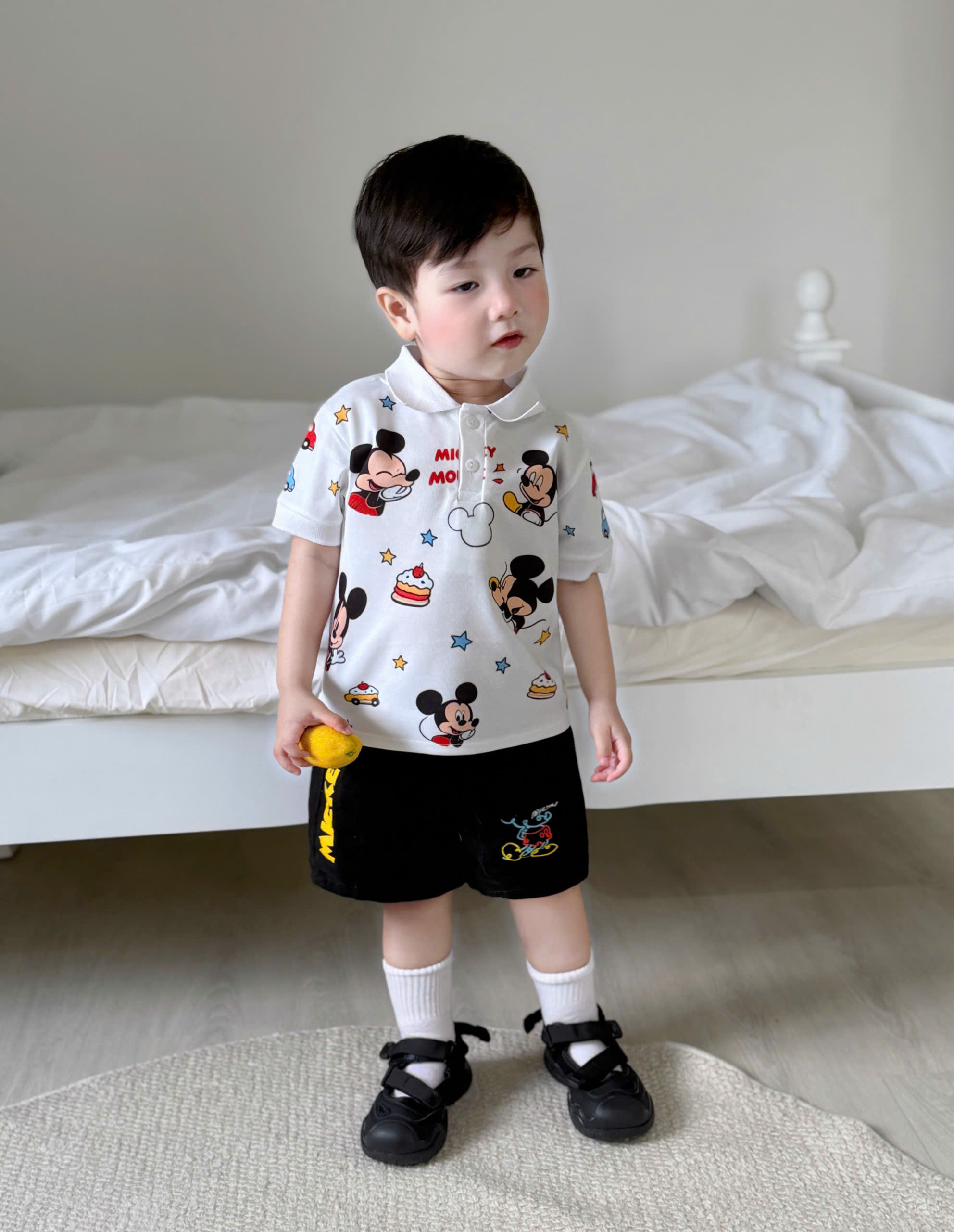 T326 - BỘ ĐÙI BÉ TRAI ÁO POLO TRẮNG MICKEY QUẦN KAKI ĐEN