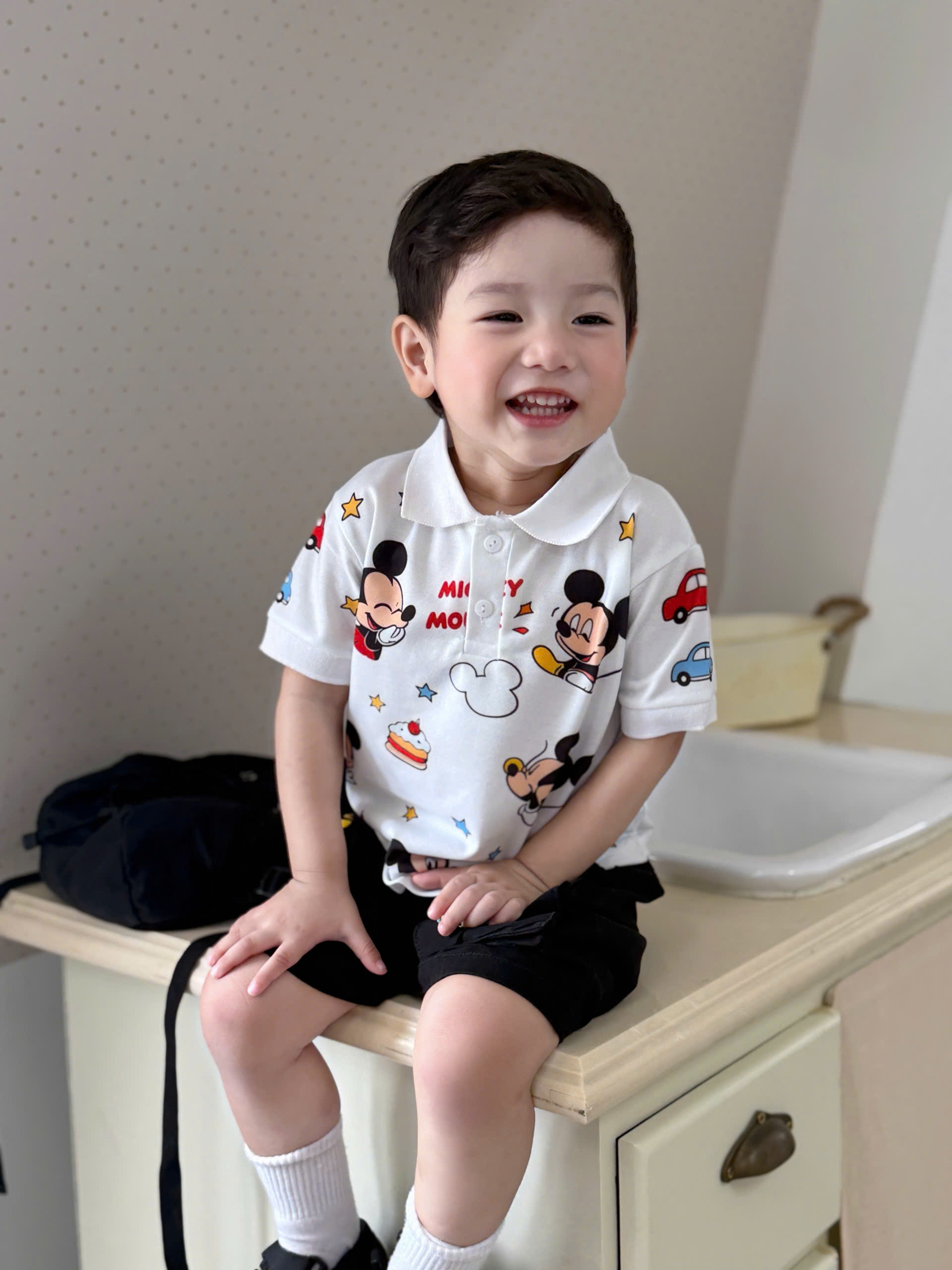 T326 - BỘ ĐÙI BÉ TRAI ÁO POLO TRẮNG MICKEY QUẦN KAKI ĐEN