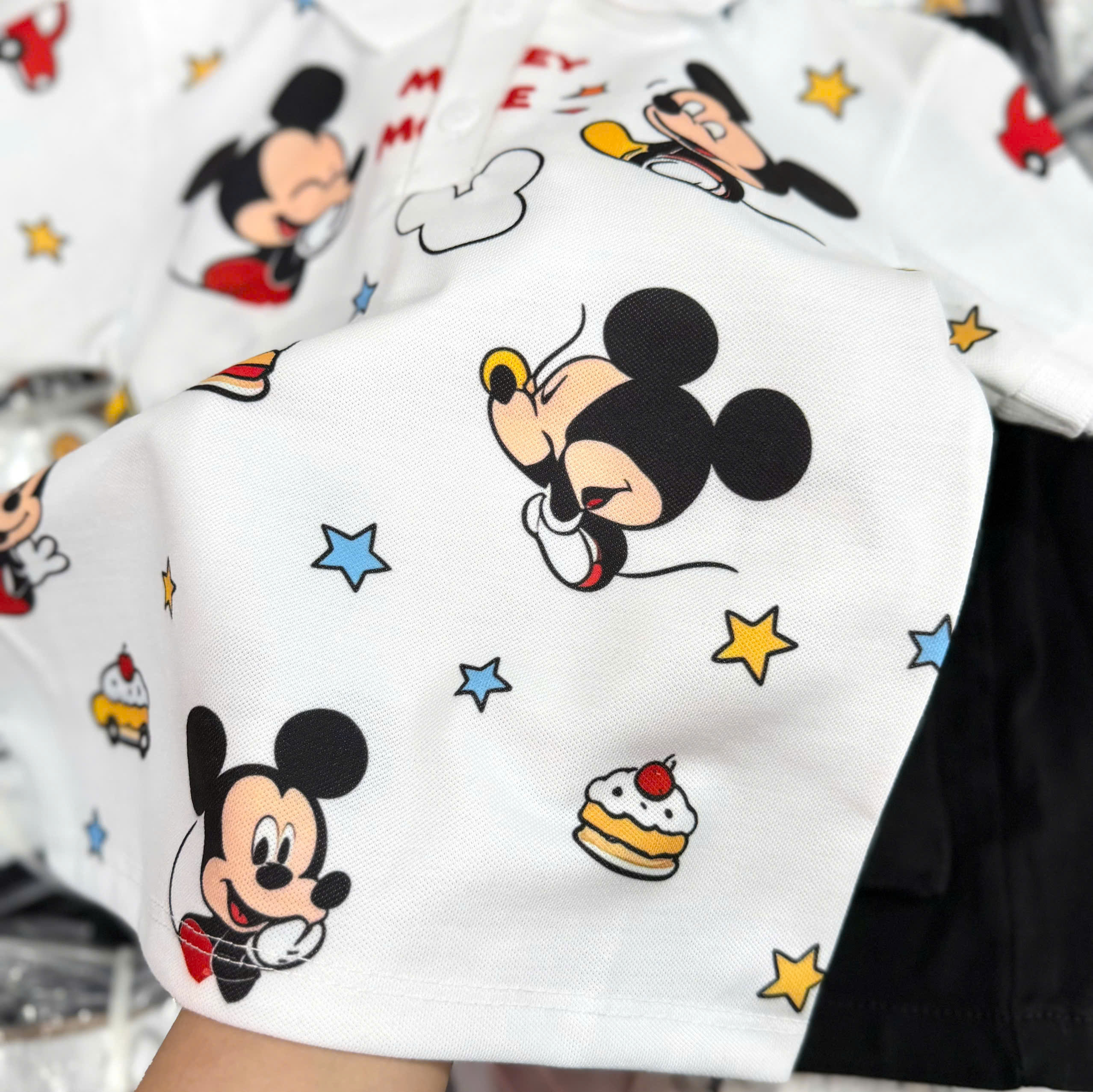 T326 - BỘ ĐÙI BÉ TRAI ÁO POLO TRẮNG MICKEY QUẦN KAKI ĐEN