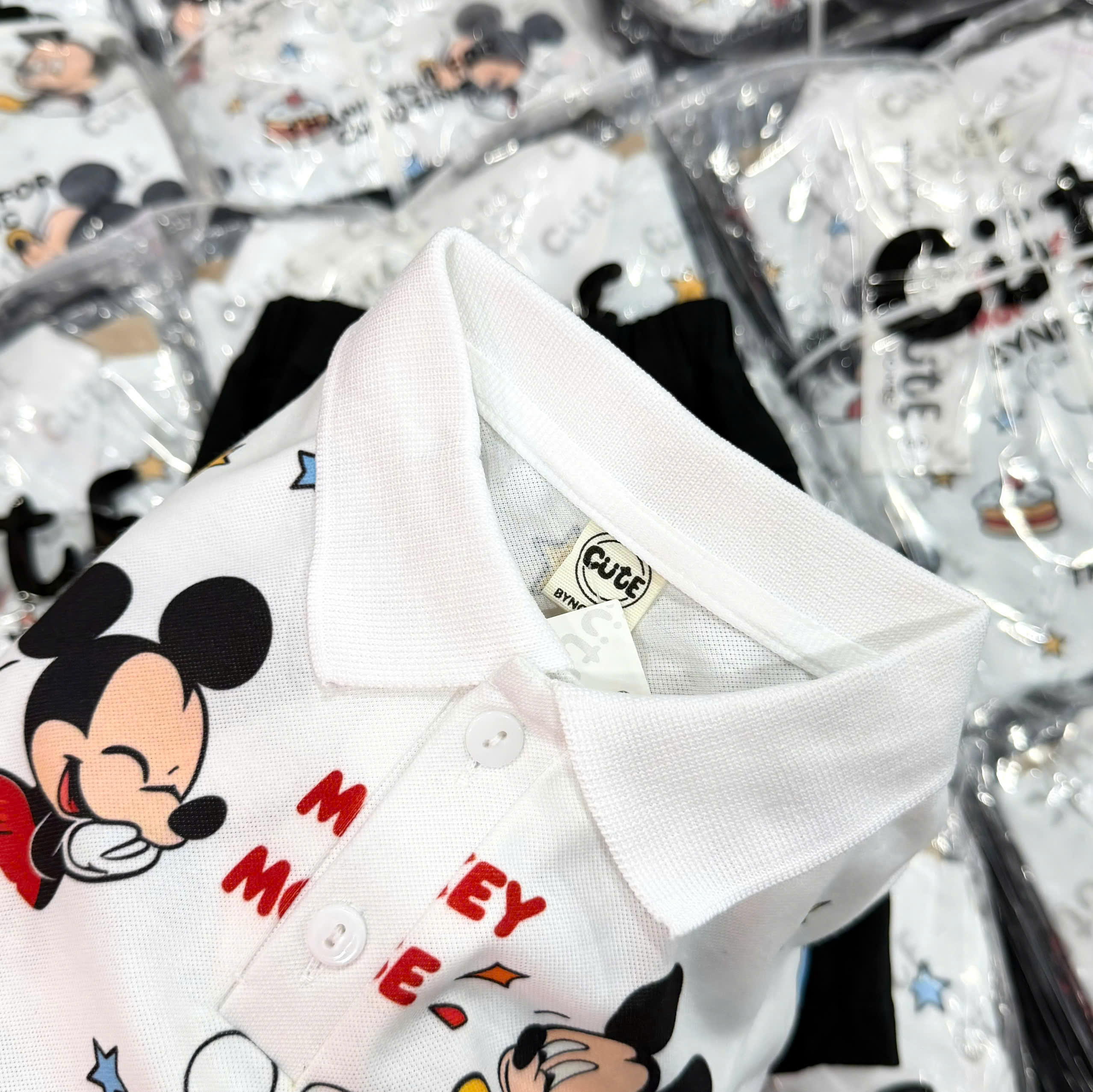 T326 - BỘ ĐÙI BÉ TRAI ÁO POLO TRẮNG MICKEY QUẦN KAKI ĐEN