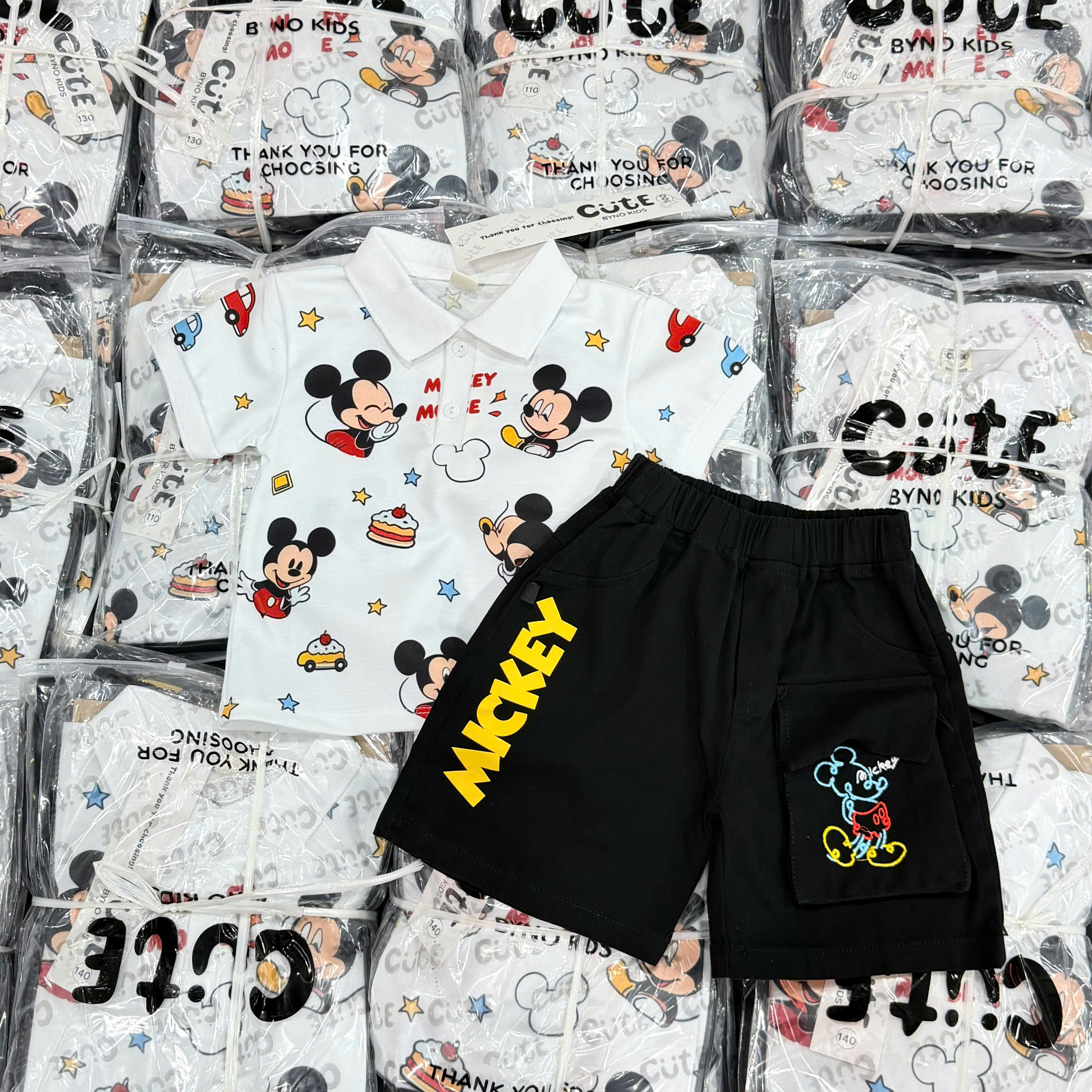 T326 - BỘ ĐÙI BÉ TRAI ÁO POLO TRẮNG MICKEY QUẦN KAKI ĐEN