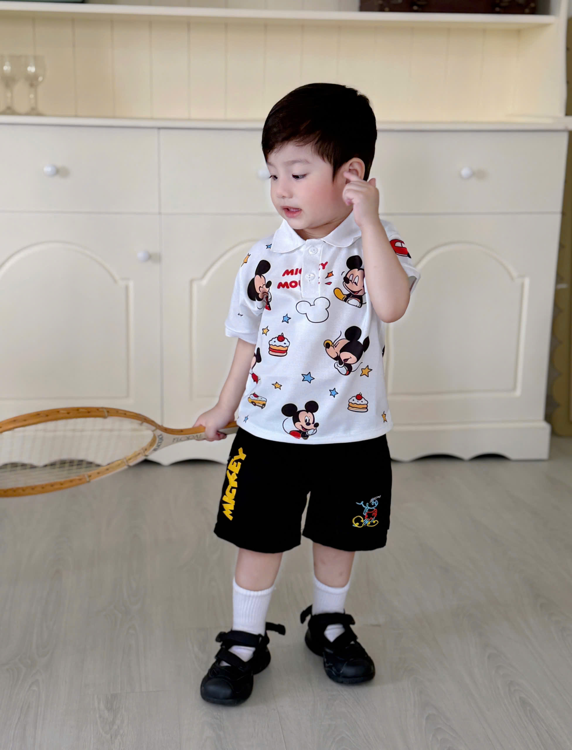 T326 - BỘ ĐÙI BÉ TRAI ÁO POLO TRẮNG MICKEY QUẦN KAKI ĐEN