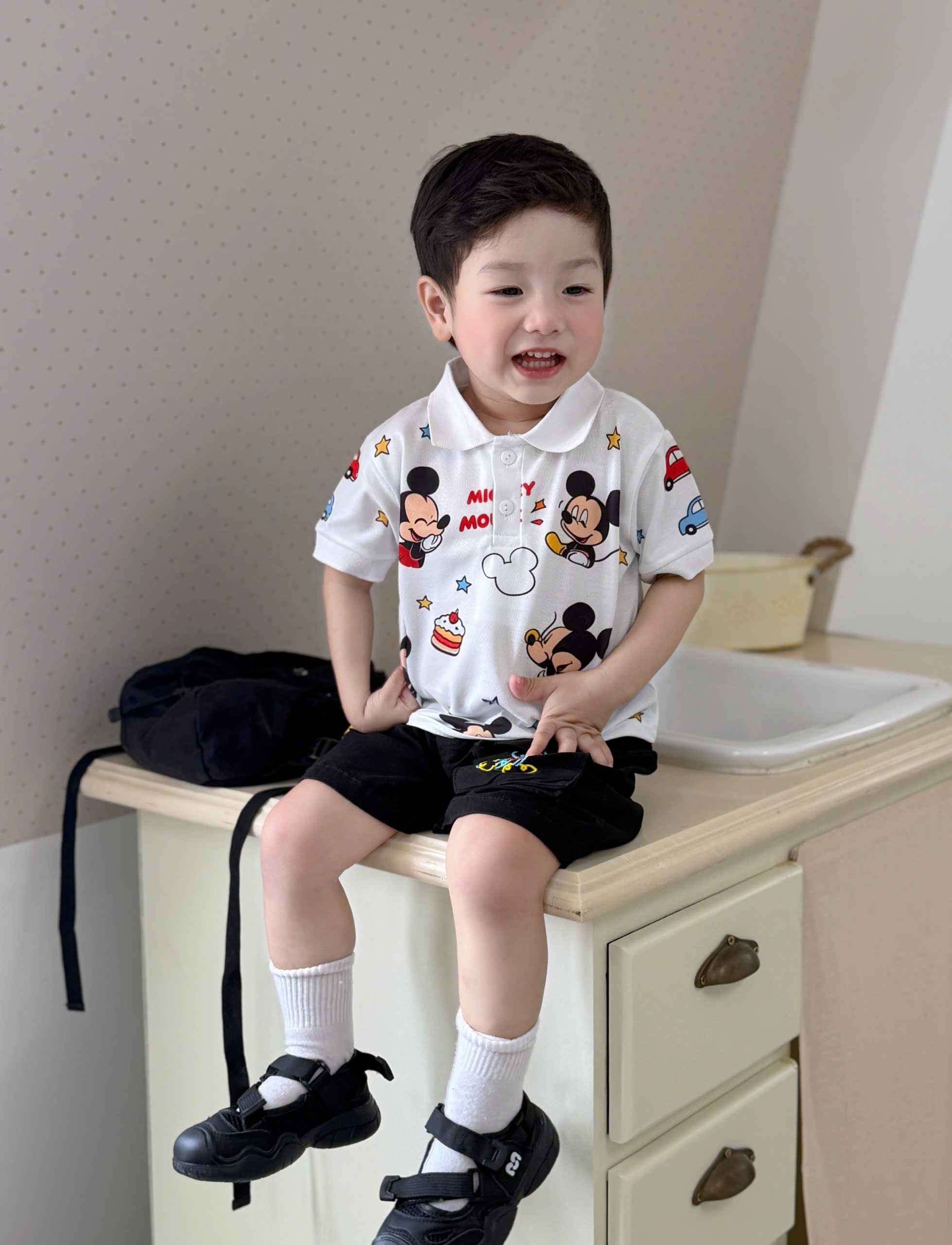 T326 - BỘ ĐÙI BÉ TRAI ÁO POLO TRẮNG MICKEY QUẦN KAKI ĐEN