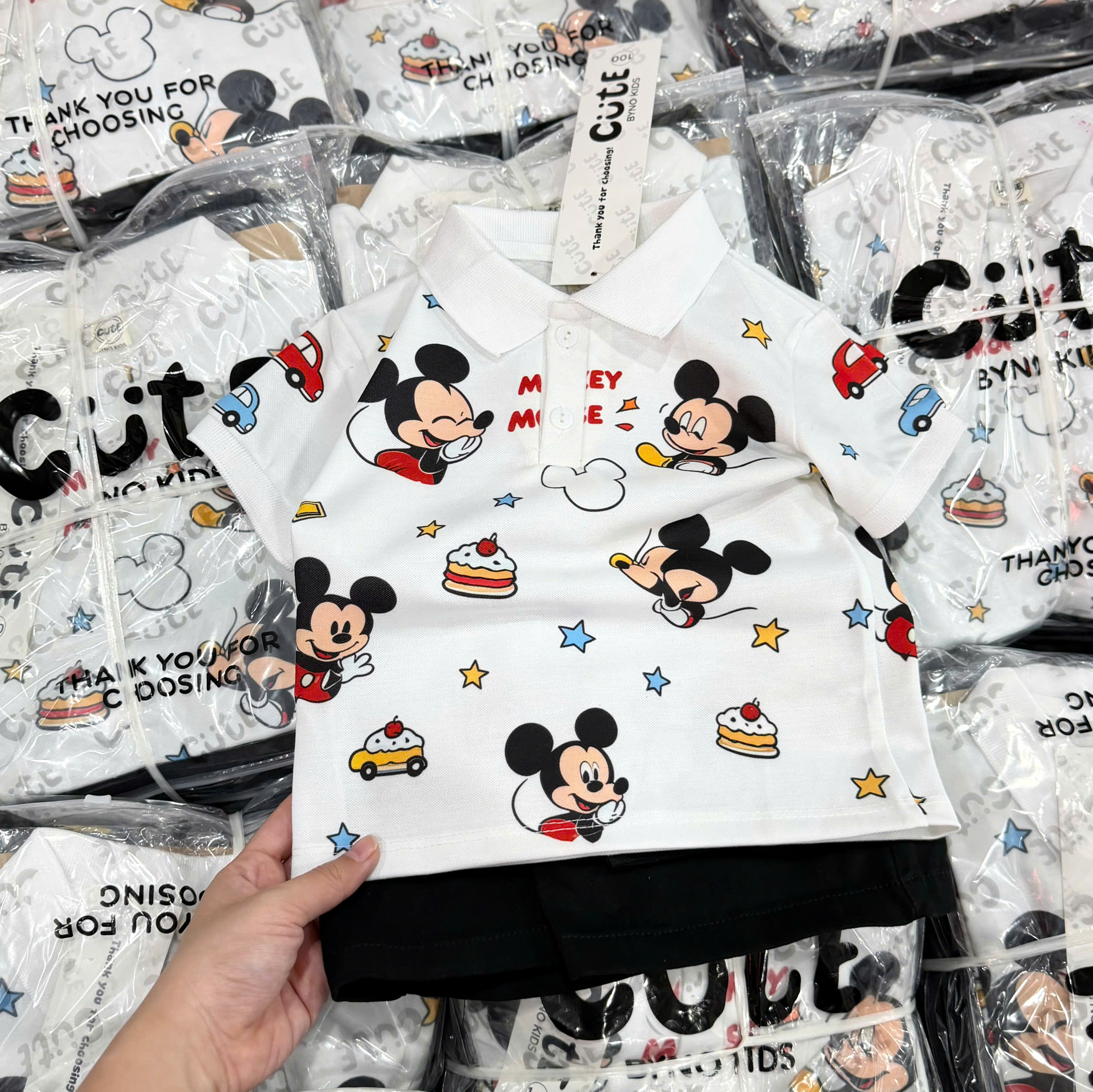 T326 - BỘ ĐÙI BÉ TRAI ÁO POLO TRẮNG MICKEY QUẦN KAKI ĐEN