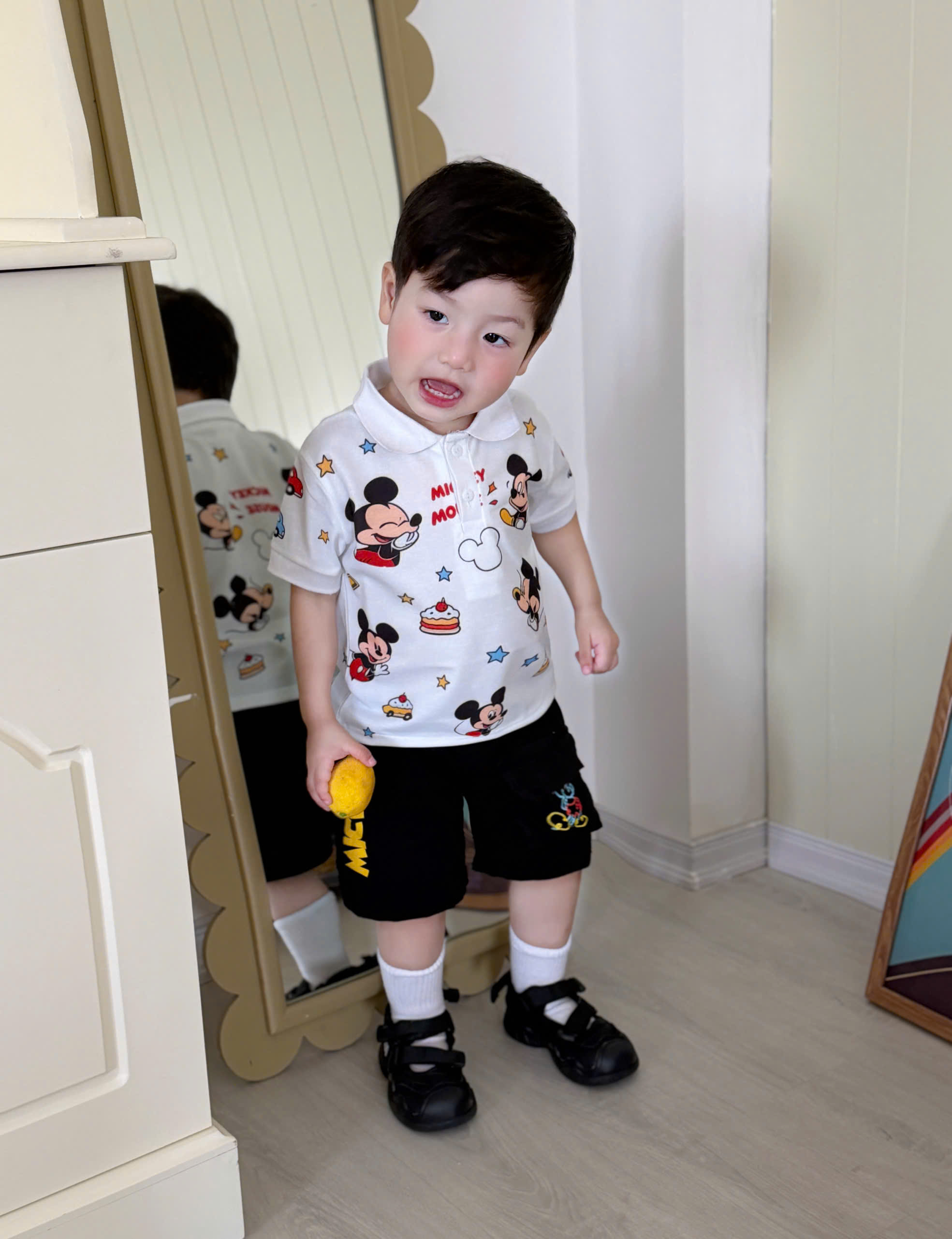 T326 - BỘ ĐÙI BÉ TRAI ÁO POLO TRẮNG MICKEY QUẦN KAKI ĐEN