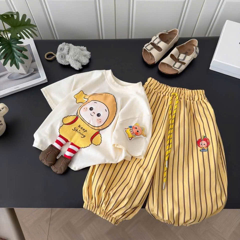 T357 - BỘ BÉ TRAI ÁO TRẮNG BÉ Keep Shining QUẦN VÀNG SỌC