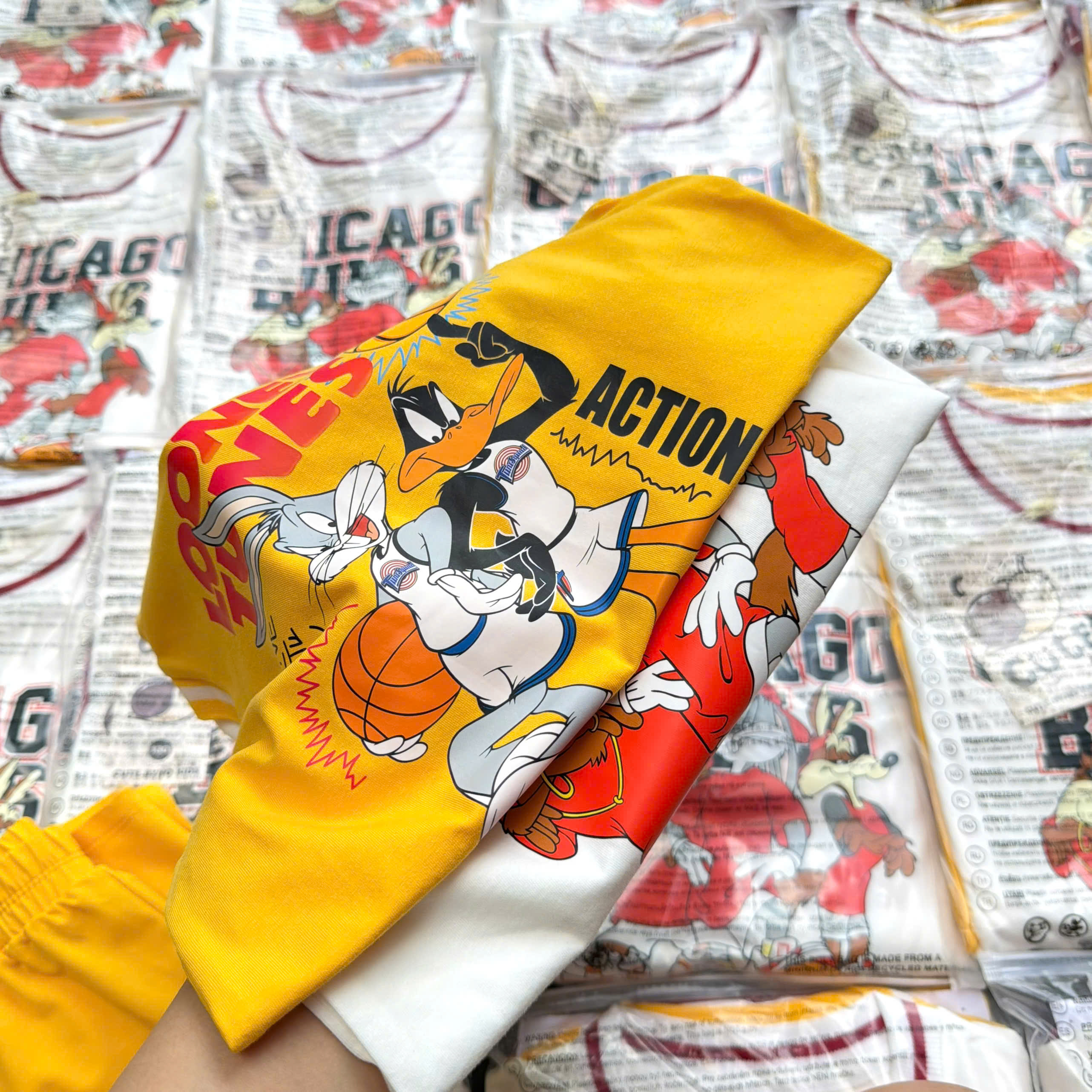 T361 - SET 2 BỘ ĐÙI BÉ TRAI LOONEY CHICAGO đỏ vàng